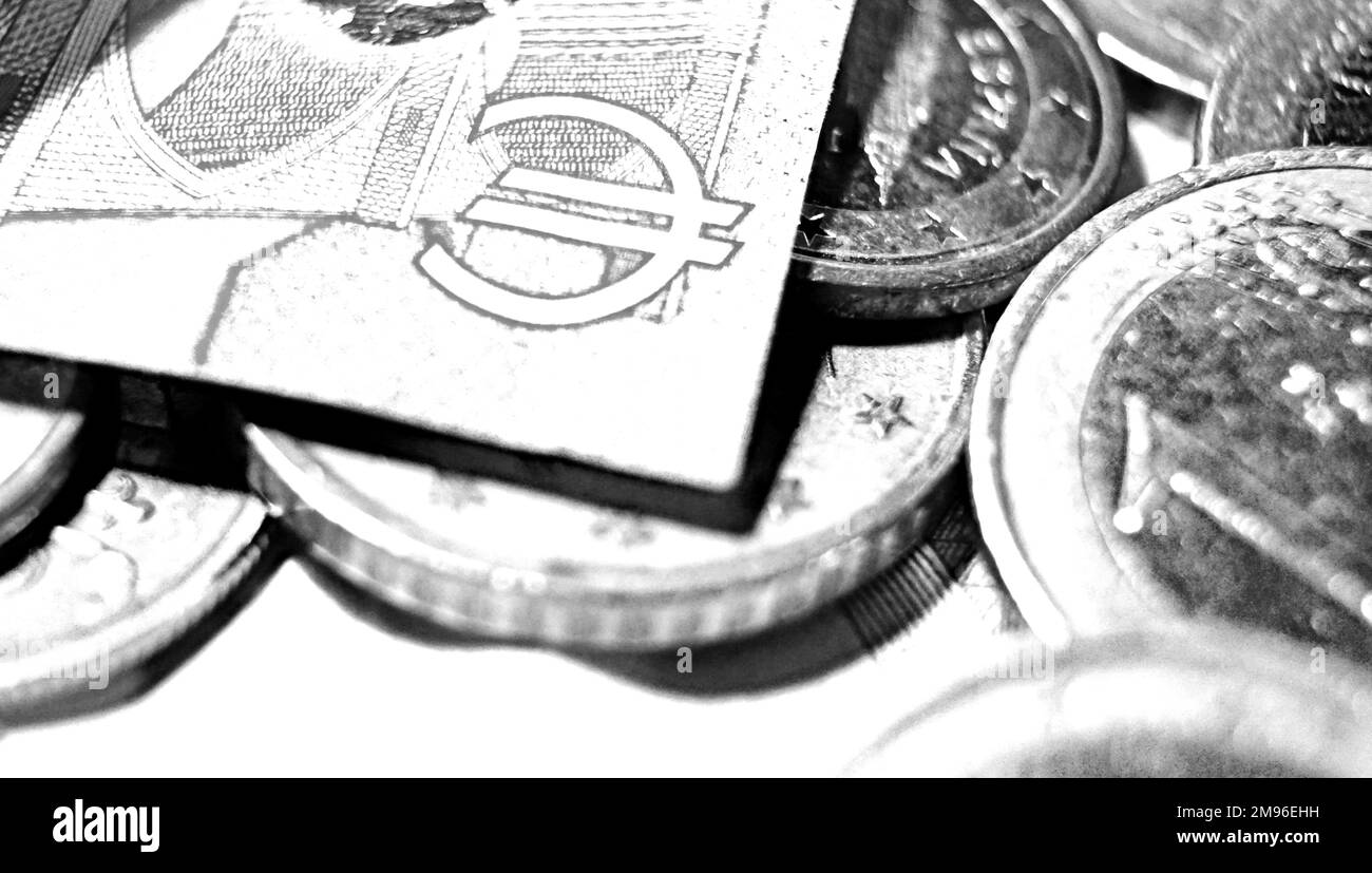 Billets, pièces et billets de banque sur fond blanc Banque D'Images