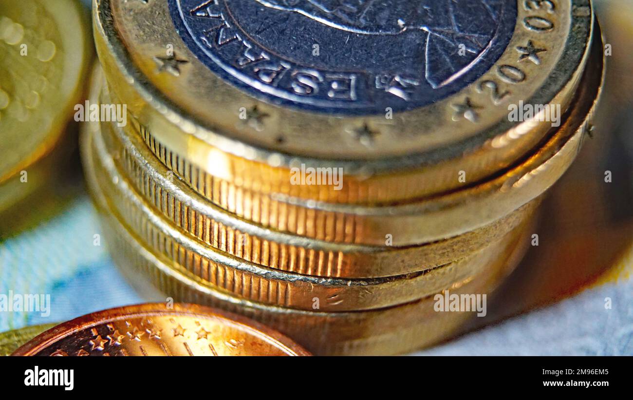 Billets, pièces et billets de banque sur fond blanc Banque D'Images