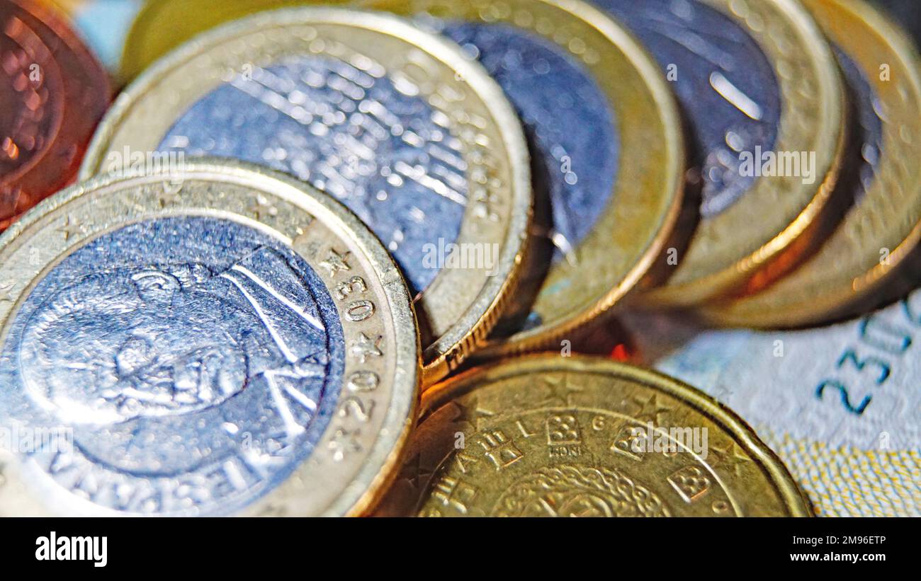 Billets, pièces et billets de banque sur fond blanc Banque D'Images