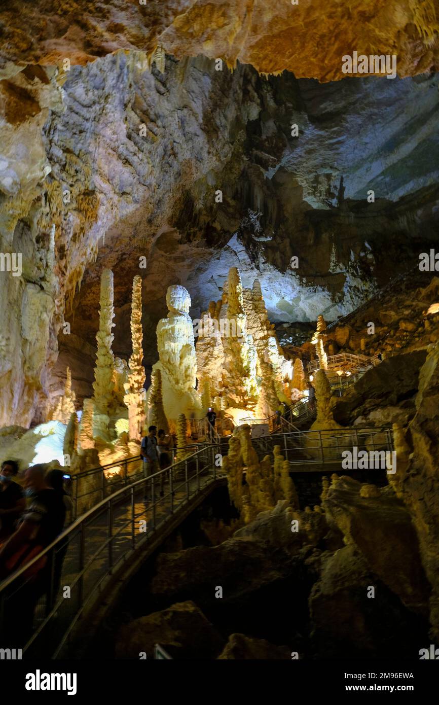 Grotta di Fracassi, Genga, Italie. Excursion dans l'une des plus grandes grottes d'Italie. Les stalactites et les stalagmites se rappronent Banque D'Images