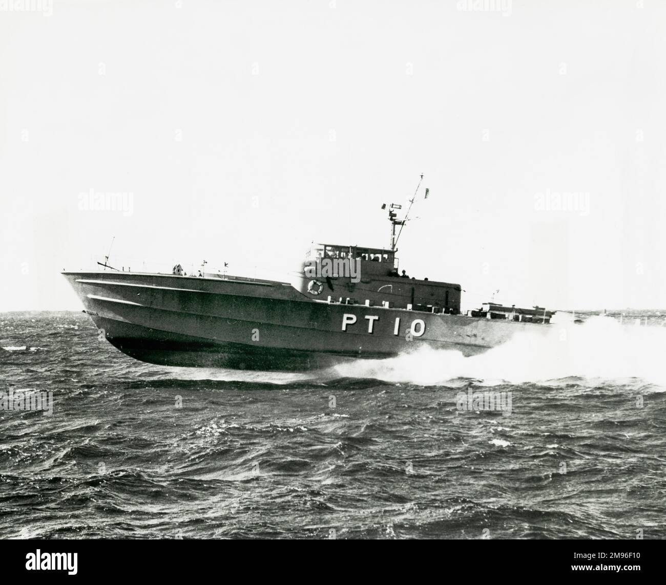 La force de défense japonaise PT10 motor torpedo boat propulsé par trois moteurs Deltic T18-37K Banque D'Images