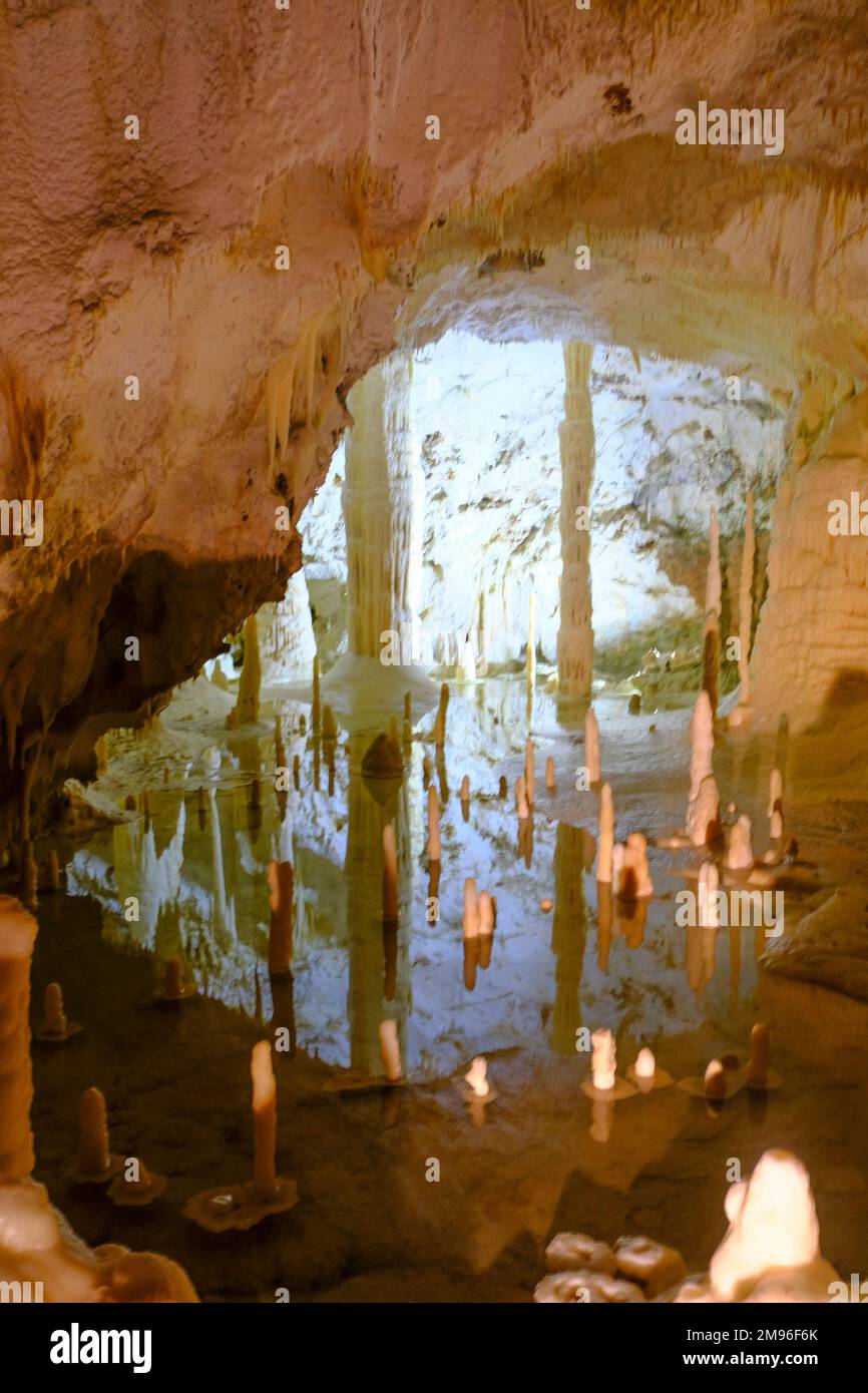 Grotta di Frasassi, Genga, Italie. À l'intérieur d'une des grottes les plus étendues d'Italie. Lac dans la grotte, stalactites et stalagmites à proximité Banque D'Images