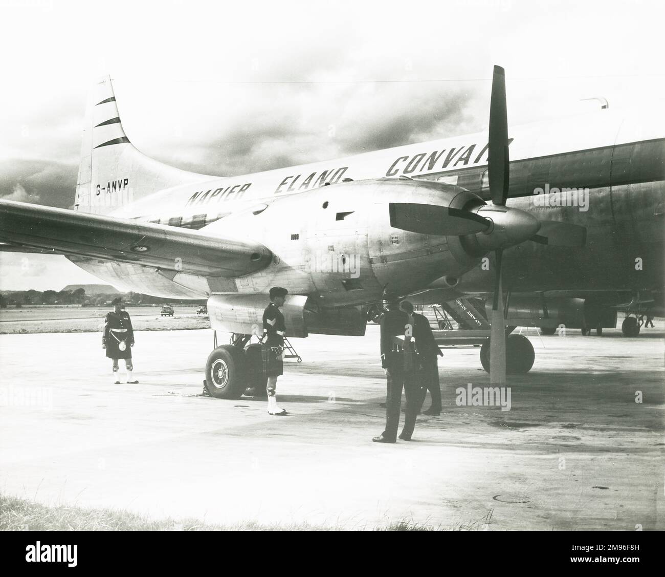 Napier Eland Airliner G ANVP s'est converti avec des turbopropulseurs sur piste avec des hommes en kilts. Banque D'Images