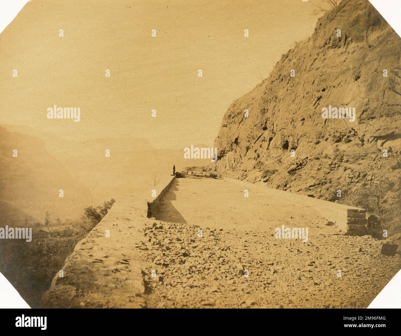 Viaduc de chemin de fer et de murs sur l'escarpement du rocher, à la recherche jusqu'à Khandalla ; à 9 1/8 miles Banque D'Images