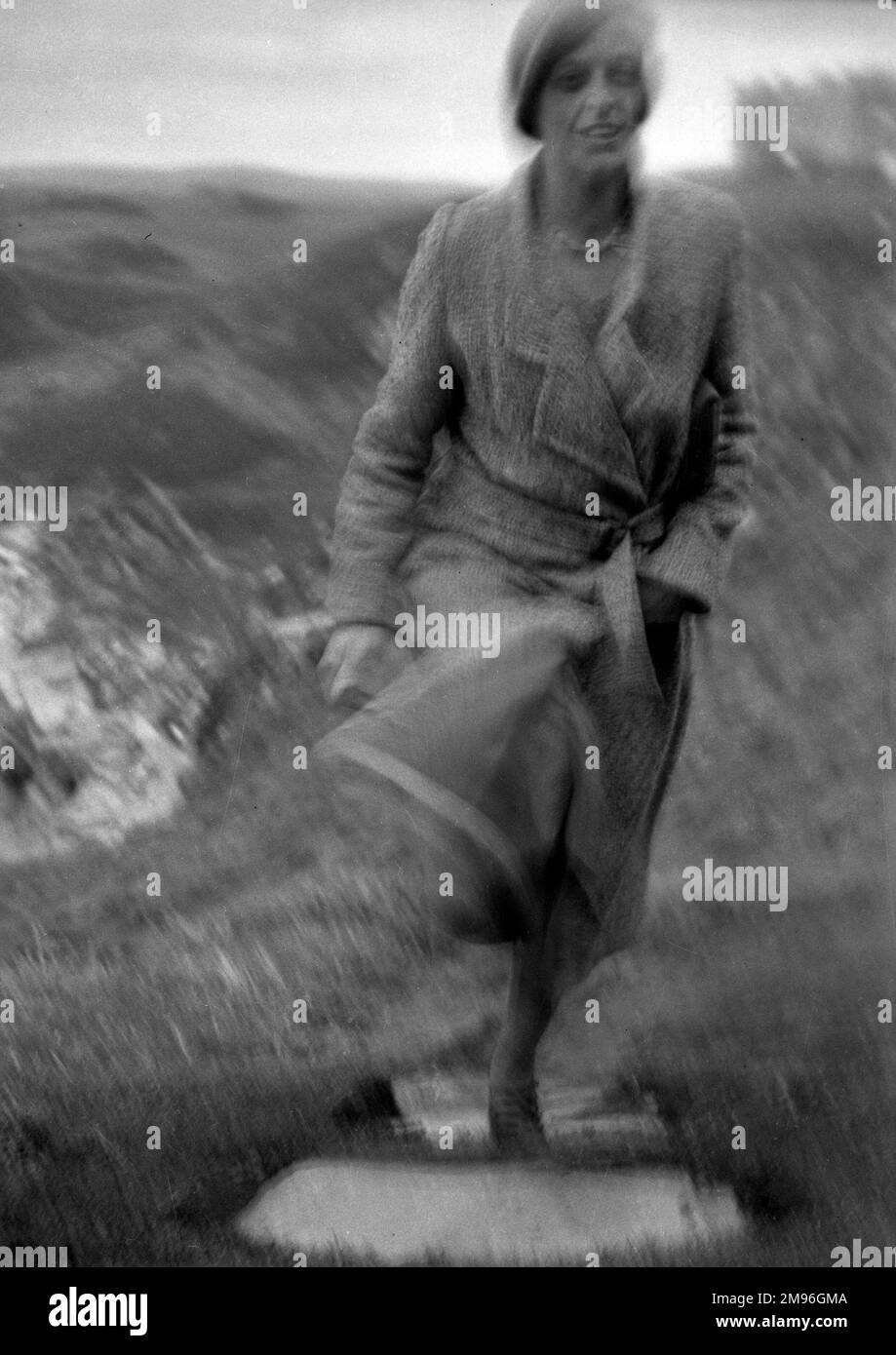 Un cliché flou d'une femme grimpant quelques pas dans un cadre de pays. Date: Vers 1920s Banque D'Images