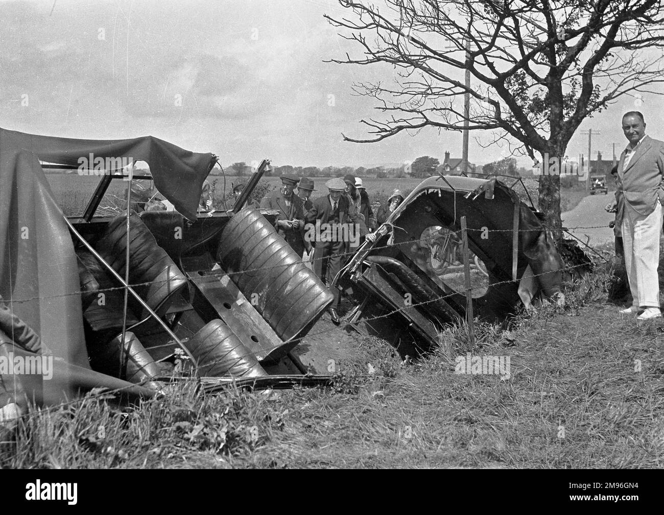 Deux voitures qui sont tombées dans un fossé. Les gens regardent avec curiosité, se demandant comment les sortir à nouveau. Banque D'Images