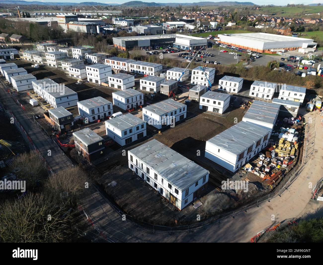 Vue aérienne du chantier de construction modulaire avec des maisons à faible coût et propriété partagée sur le site de Brown Field à Hereford, Royaume-Uni, prise janvier 2023 Banque D'Images