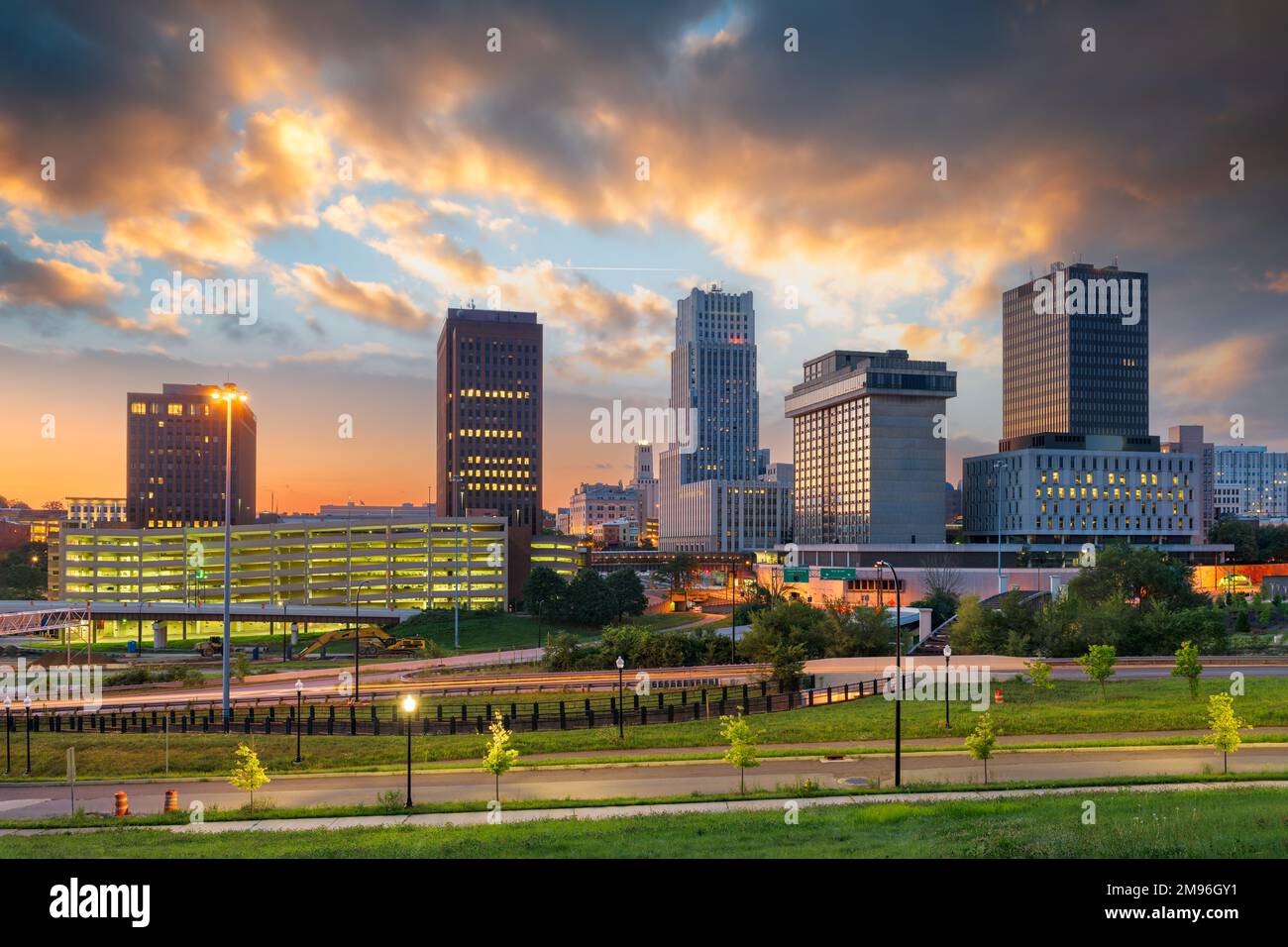 Akron, Ohio, USA Centre-ville au crépuscule. Banque D'Images