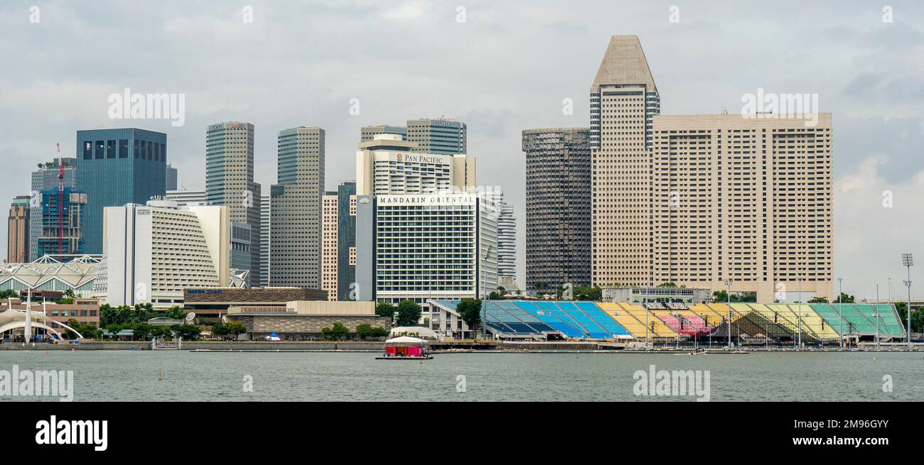 Tours de bureaux et hôtels derrière le stand flottant à Marina Bay Singapore Banque D'Images