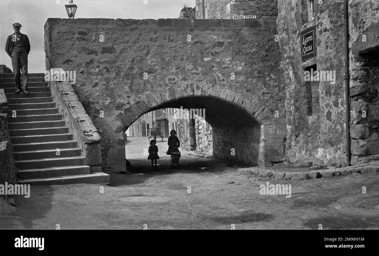 Une scène de rue intéressante dans Bridge Street, quelque part dans East Lothian, en Écosse. Banque D'Images