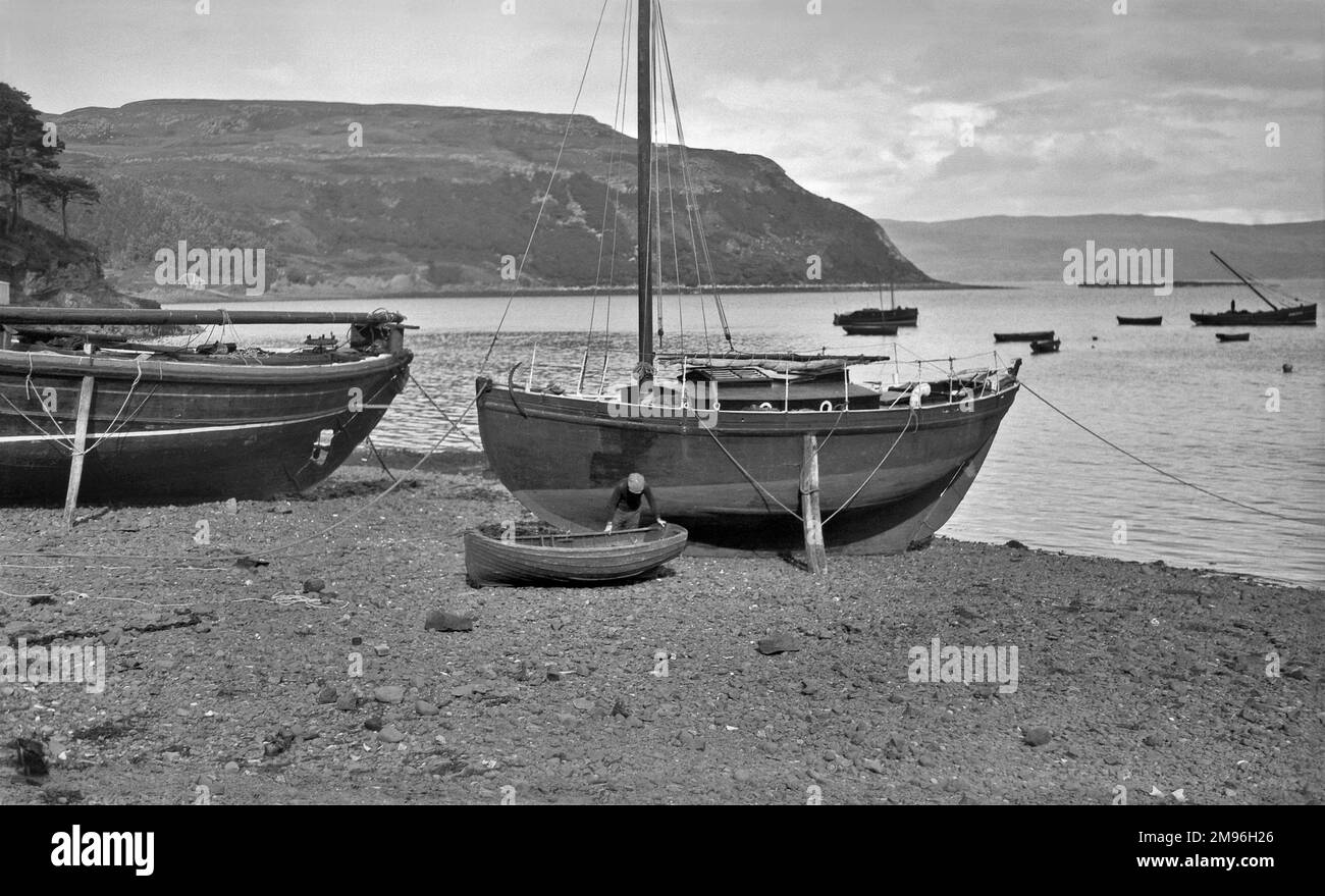 Scène côtière avec des bateaux à Portree, île de Skye, Écosse. Banque D'Images