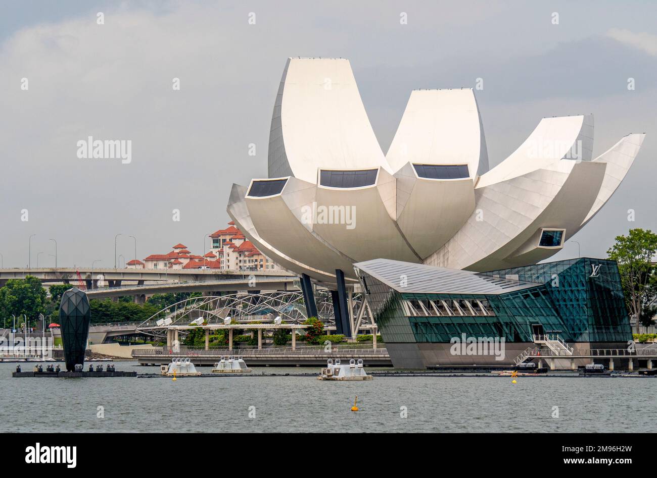 ArtScience Museum et Louis Vuitton Store sur l'eau à Marina Bay Sands Singapore. Banque D'Images