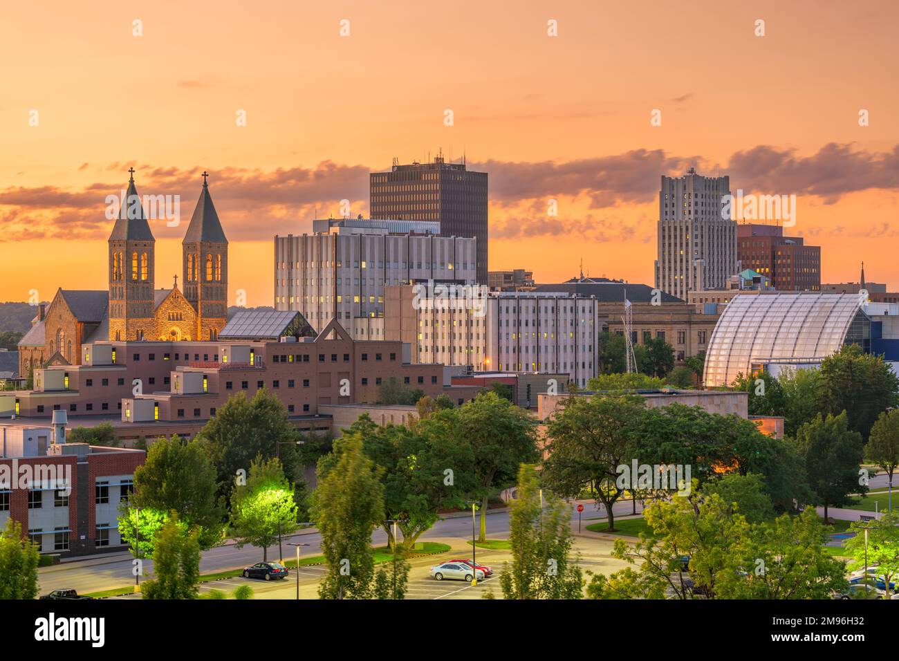 Akron, Ohio, USA Centre-ville au crépuscule. Banque D'Images