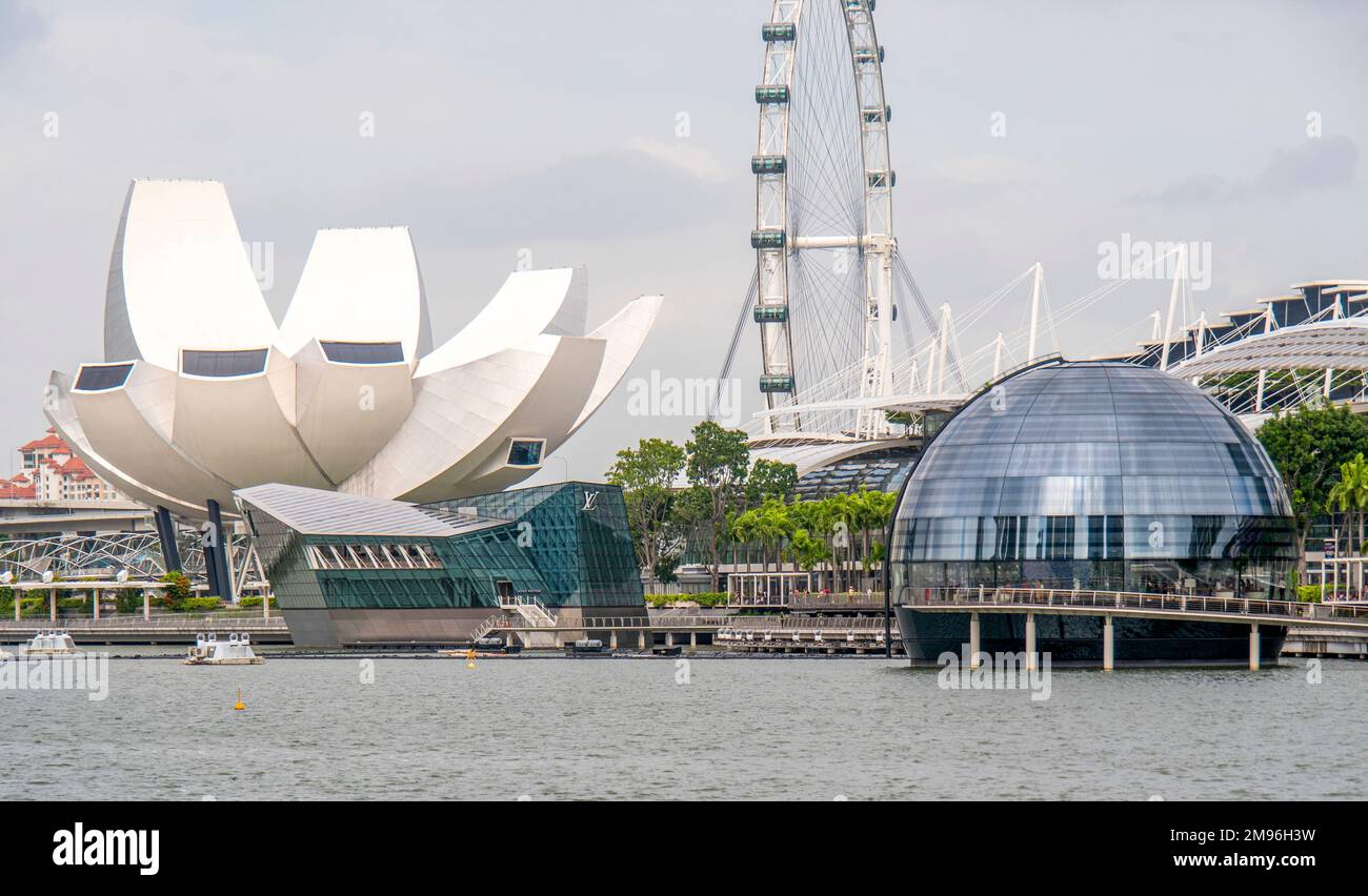 ArtScience Museum, l'Apple Store en dôme de verre et Louis Vuitton Store sur l'eau à Marina Bay Sands Singapour. Banque D'Images