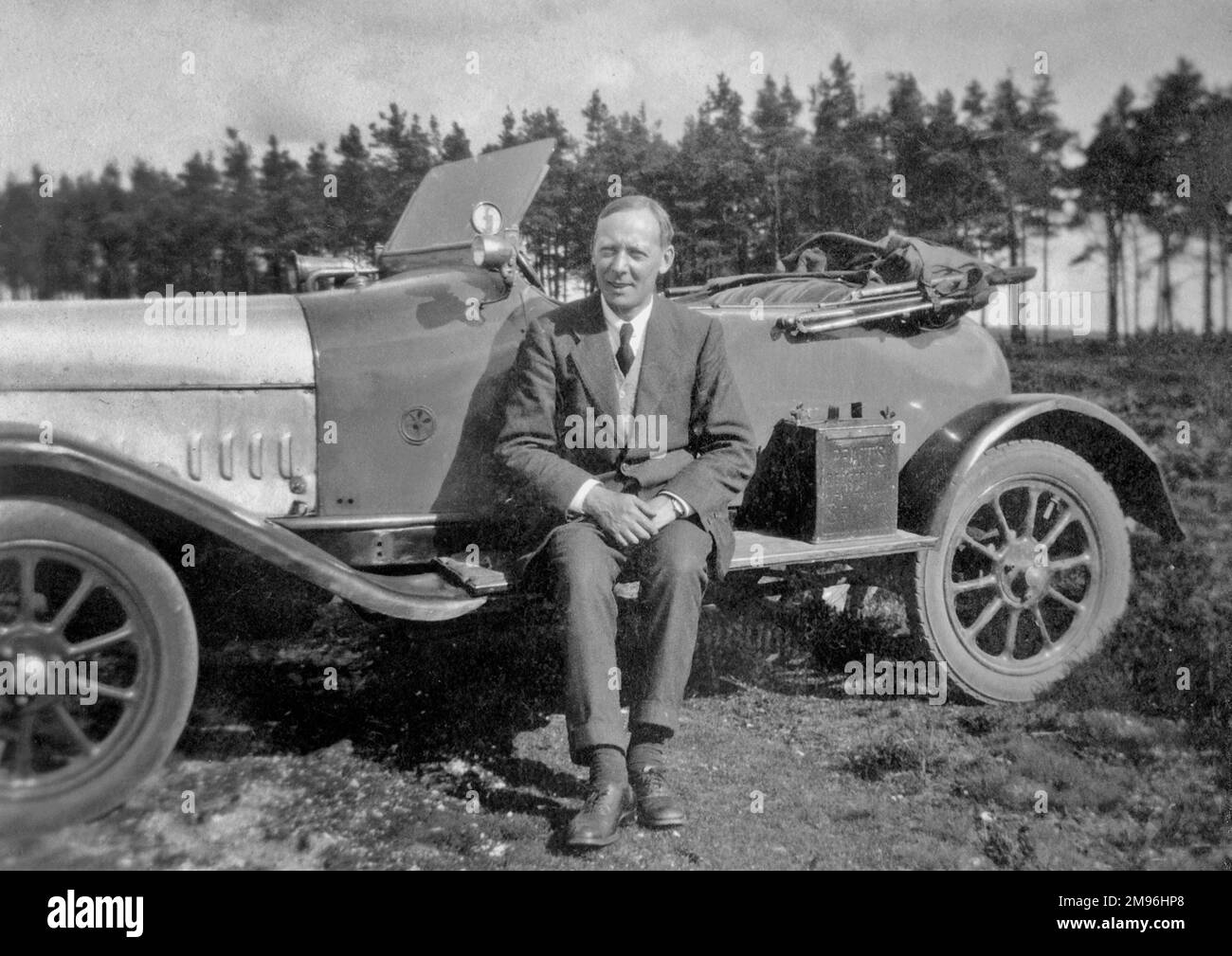 Assis sur le capot de la voiture Banque d'images noir et blanc - Alamy