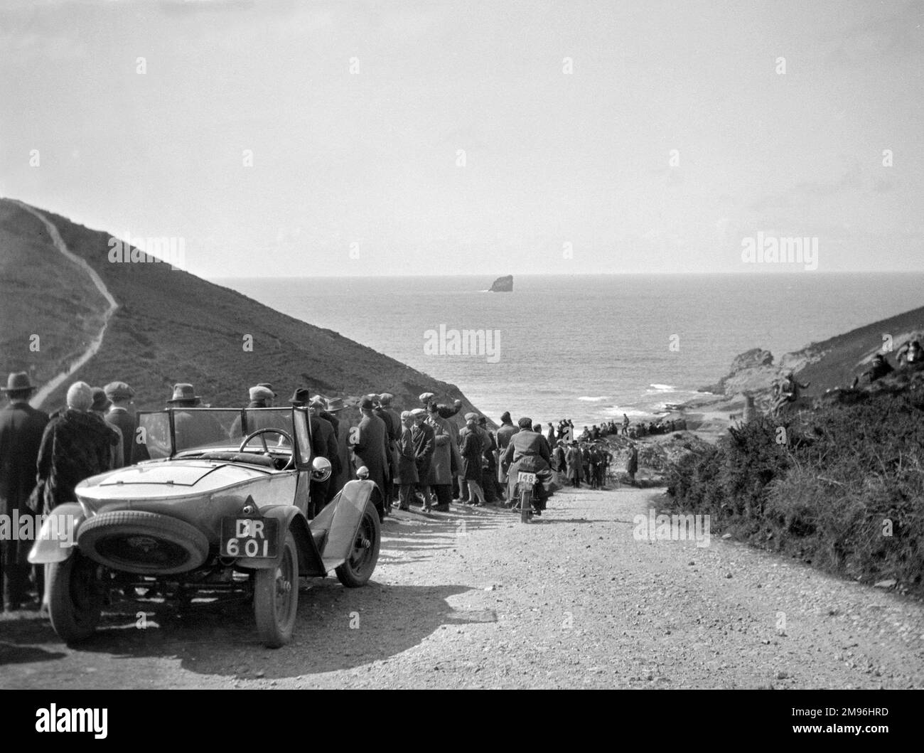 Les gens sur une route qui descend vers la mer. Banque D'Images