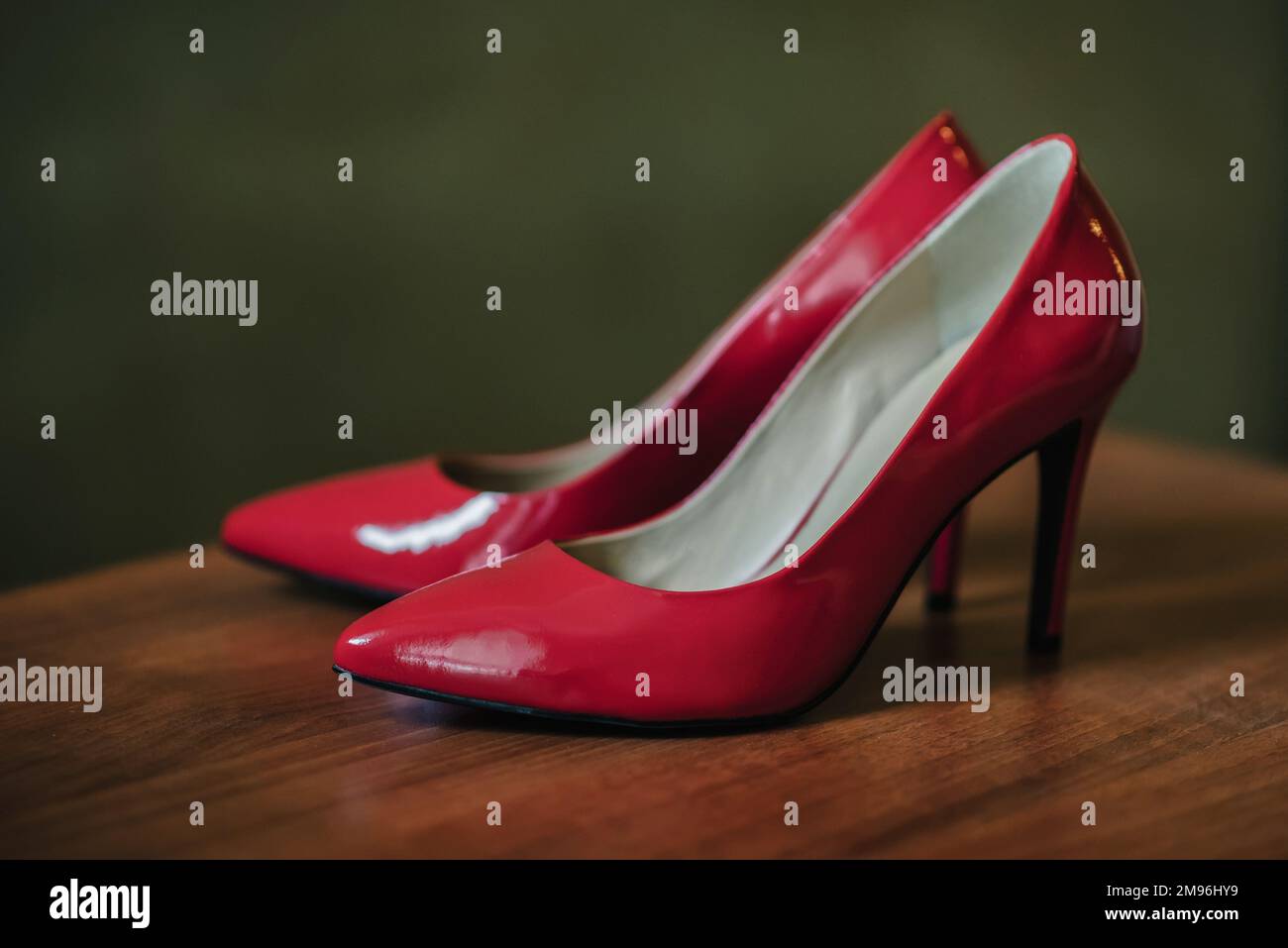 chaussures rouges à talons hauts sur la table pour la mariée Banque D'Images