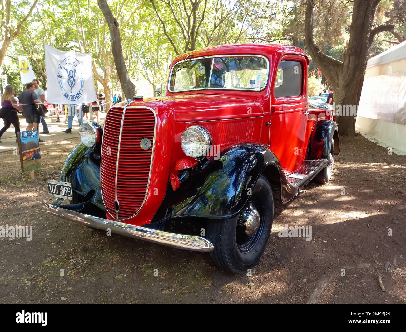 Vieux camion rouge et noir 1936 Ford modèle 68 V8 sous les arbres. Jour ensoleillé. Autoclasica 2022 Classic car show Banque D'Images