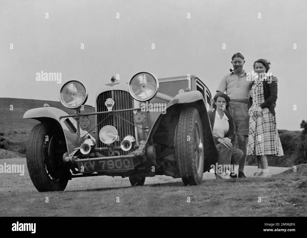 Heureux homme assis sur une voiture Banque d'images noir et blanc - Alamy
