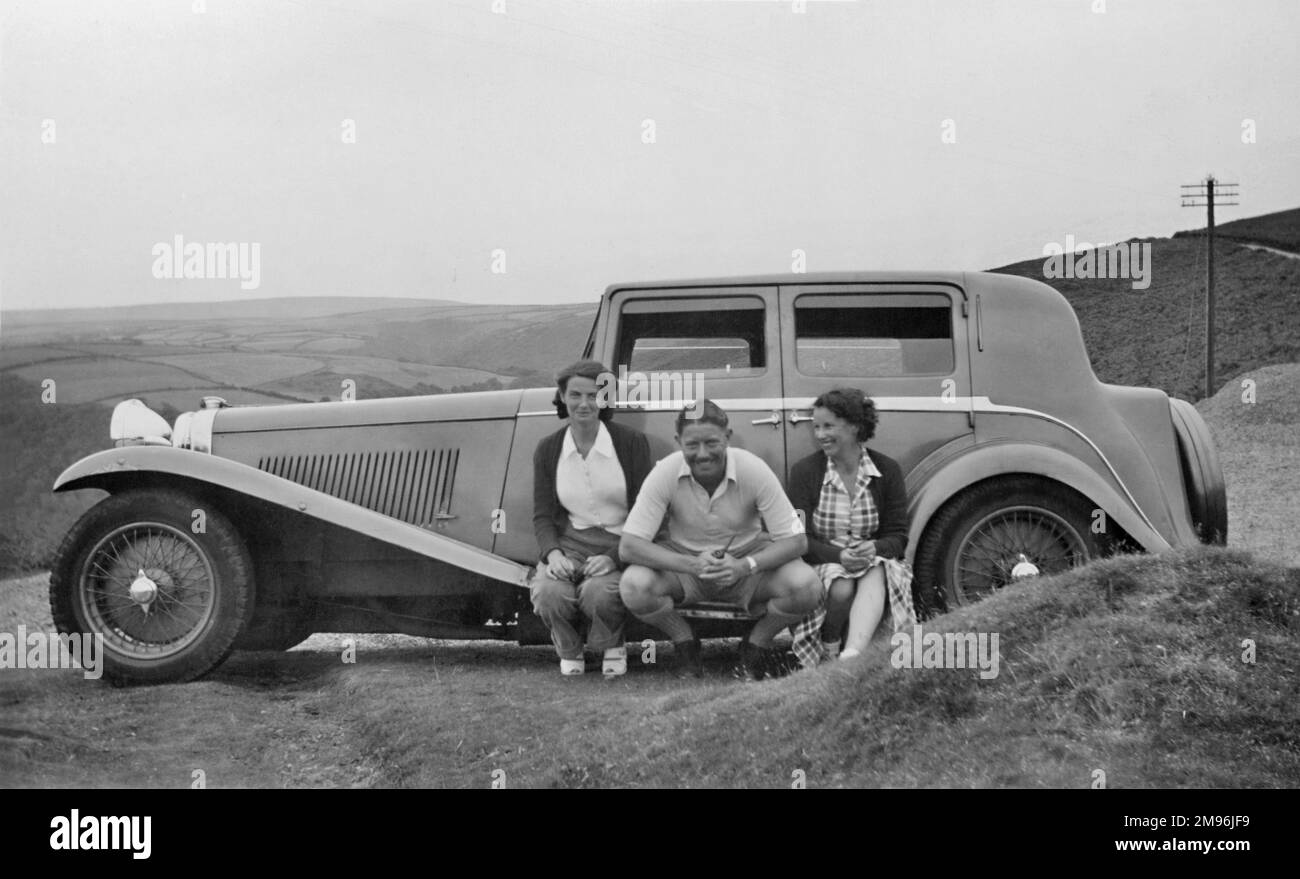 Heureux homme assis sur une voiture Banque d'images noir et blanc - Alamy