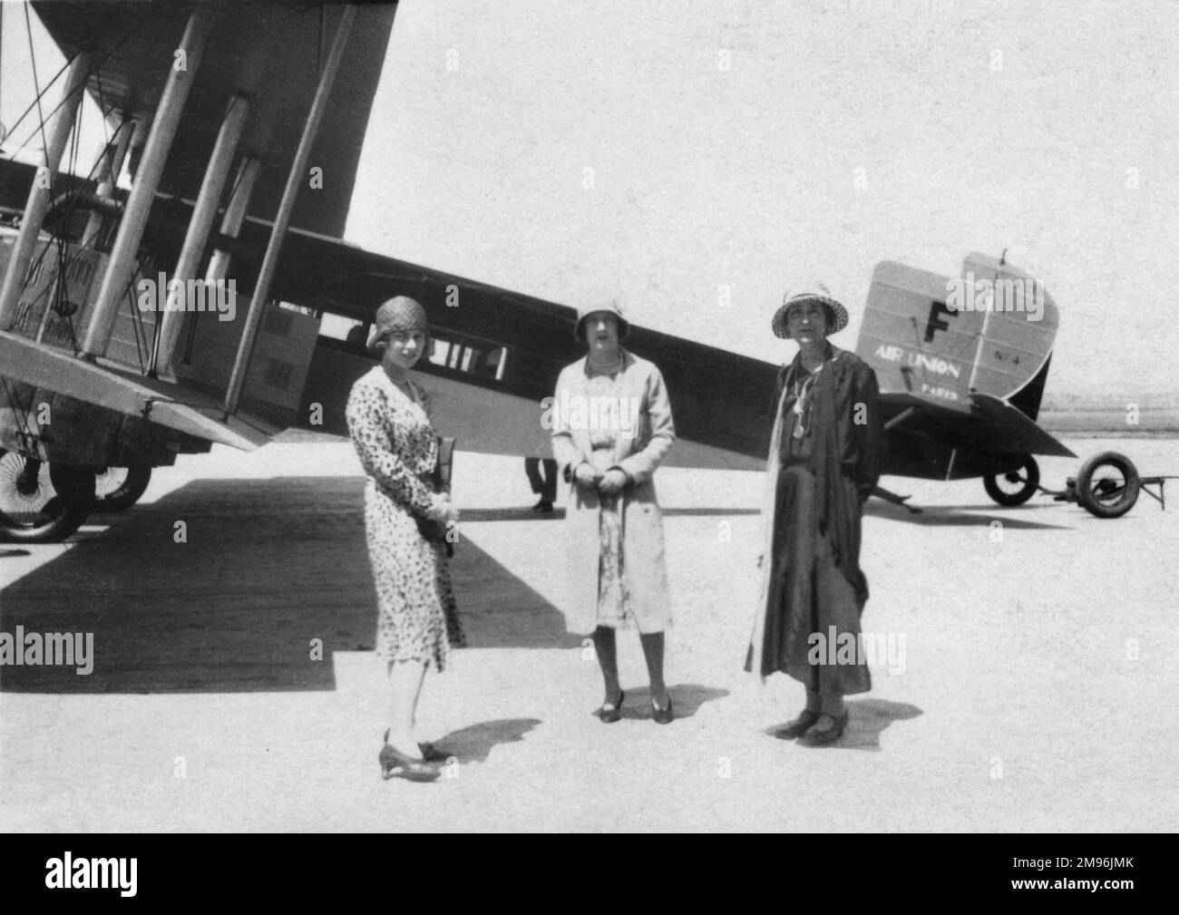 Trois femmes habillées devant un biplan exploité par la compagnie aérienne française Air Union. Vols opérés entre l'aéroport de Croydon au Royaume-Uni et l'aéroport du Bourget à Paris, entre 1923 et 1933. Banque D'Images