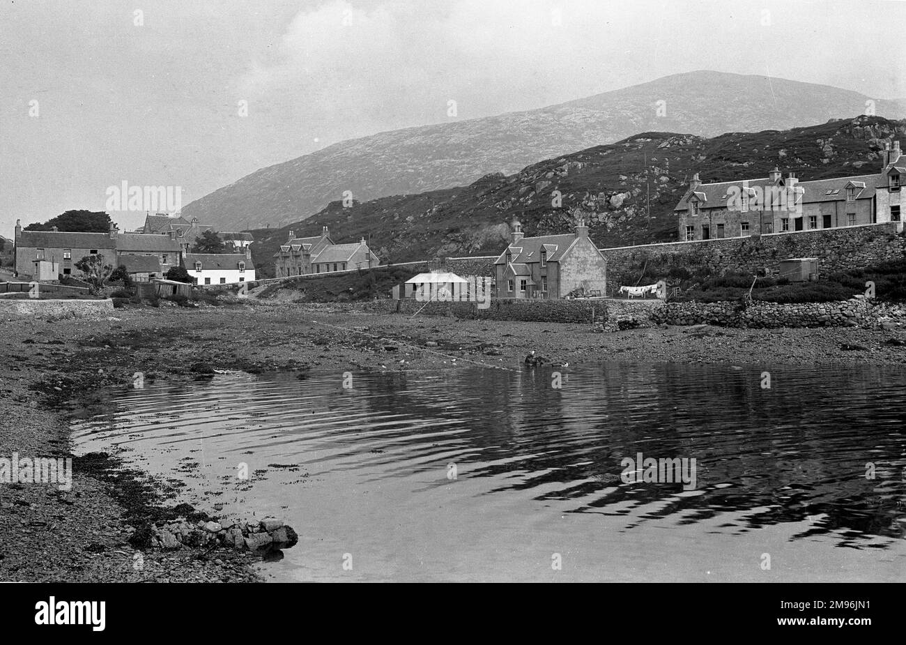 Une scène pittoresque au bord de l'eau en Écosse avec des maisons dans un paysage rural. Banque D'Images