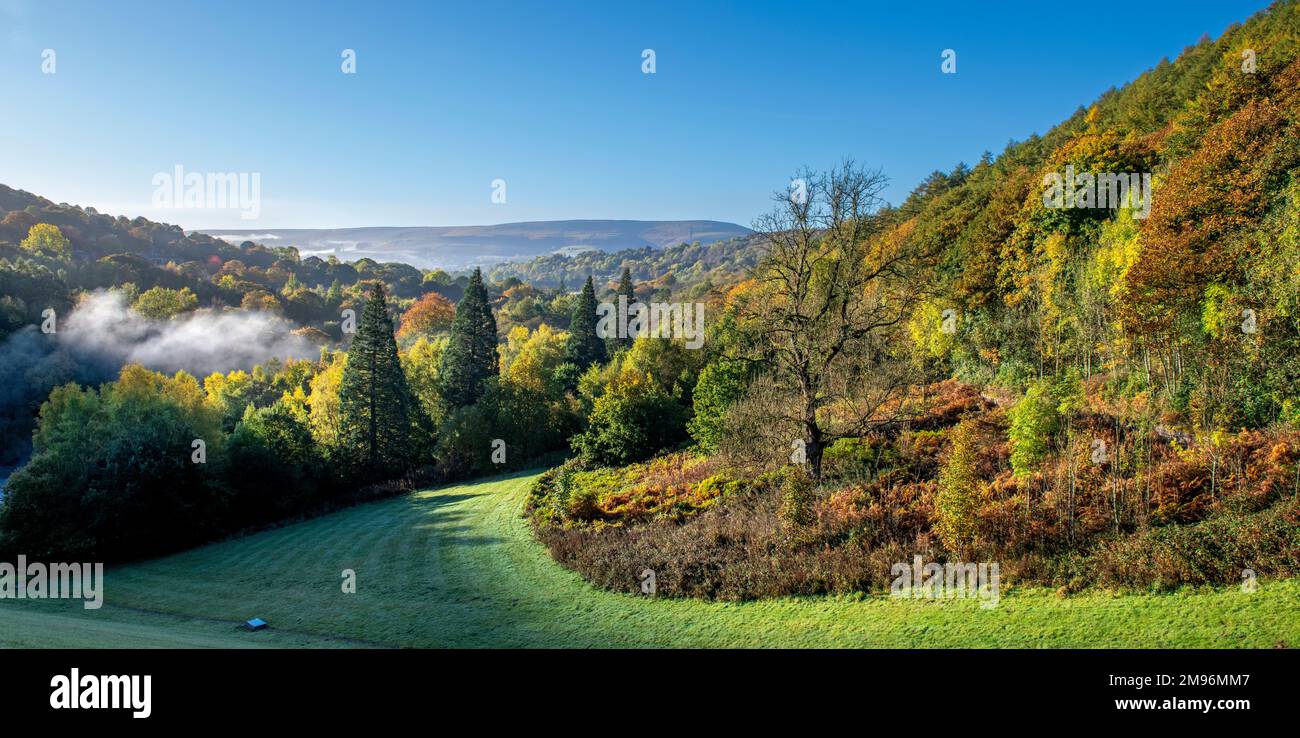 La lumière du matin illumine le paysage de la zone de pointe près de Ladybower Reservoir Derbyshire Royaume-Uni Banque D'Images