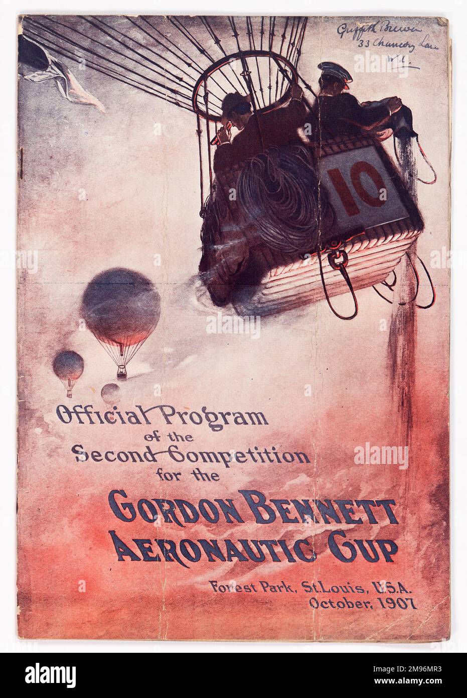 Conception de la couverture, Programme officiel de la deuxième compétition pour la Gordon Bennett Aeronautic Cup, Forest Park, St Louis, États-Unis, octobre 1907. Montrant des hommes volant dans des ballons. Banque D'Images