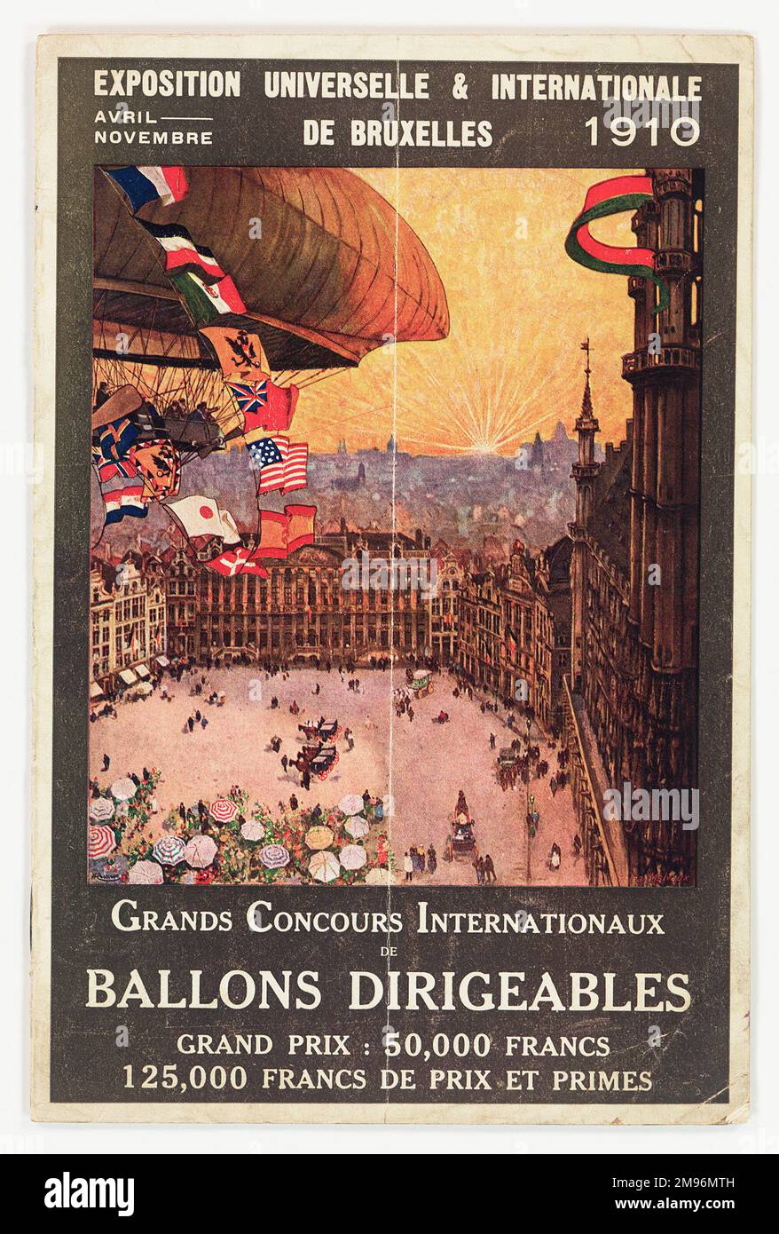Cover design, exposition universelle et internationale de Bruxelles (exposition universelle et internationale, Bruxelles), avec concours internationaux de navires aériens, qui ont lieu entre avril et novembre 1910. Vue aérienne d'une place de la ville, avec un dirigeable décoré de drapeaux pointant en haut à gauche. Banque D'Images