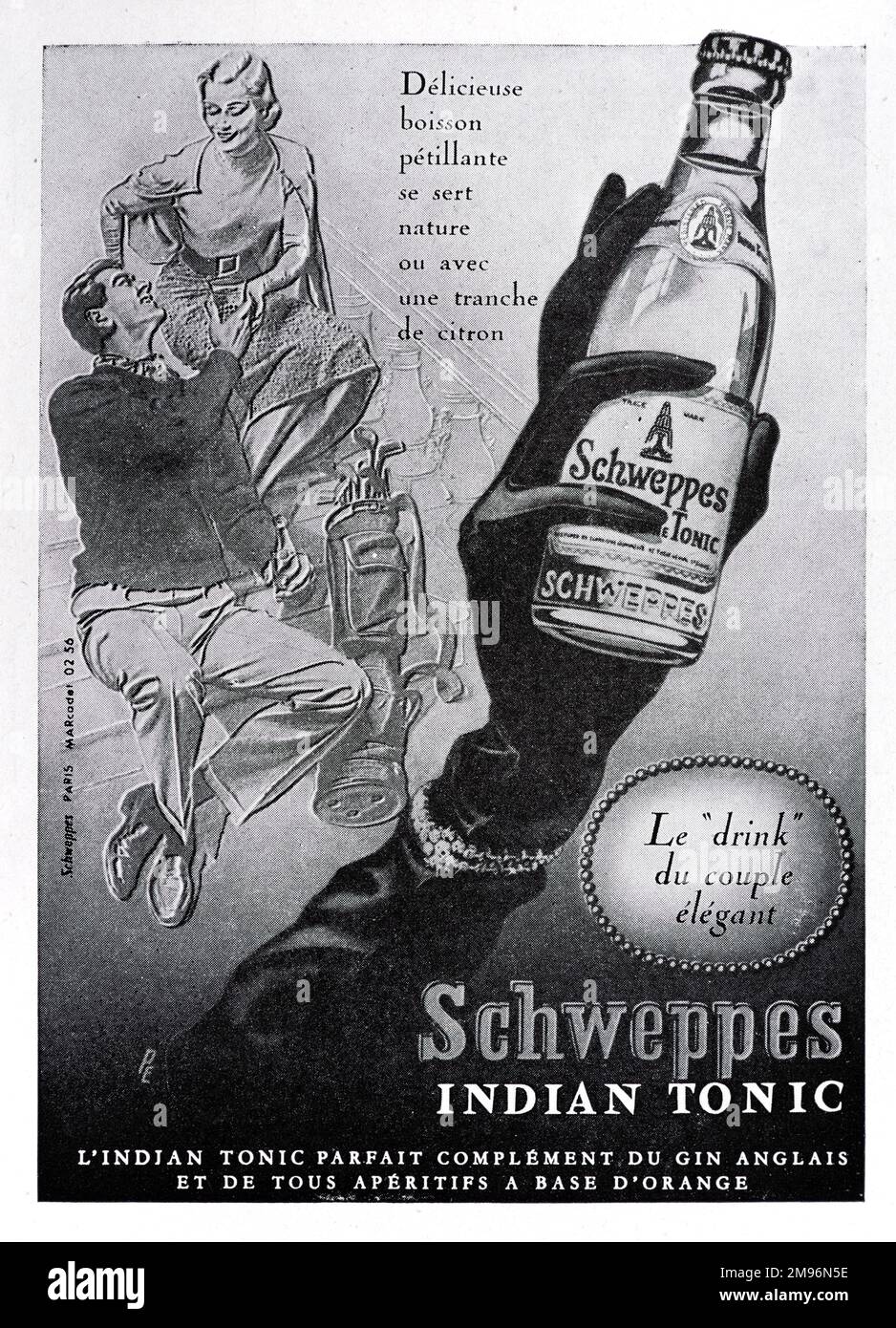 Publicité vintage ou ancienne, publicité, publicité ou illustration pour Schweppes Publicité tonale indienne 1957 avec élégant couple Jeune avec clubs de golf Banque D'Images