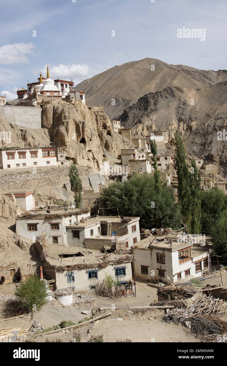 Inde, Jammu-et-Cachemire, Ladakh, Lamayuru : Chorten devant le monastère de Lamayuru, maisons de village, paysage. Banque D'Images