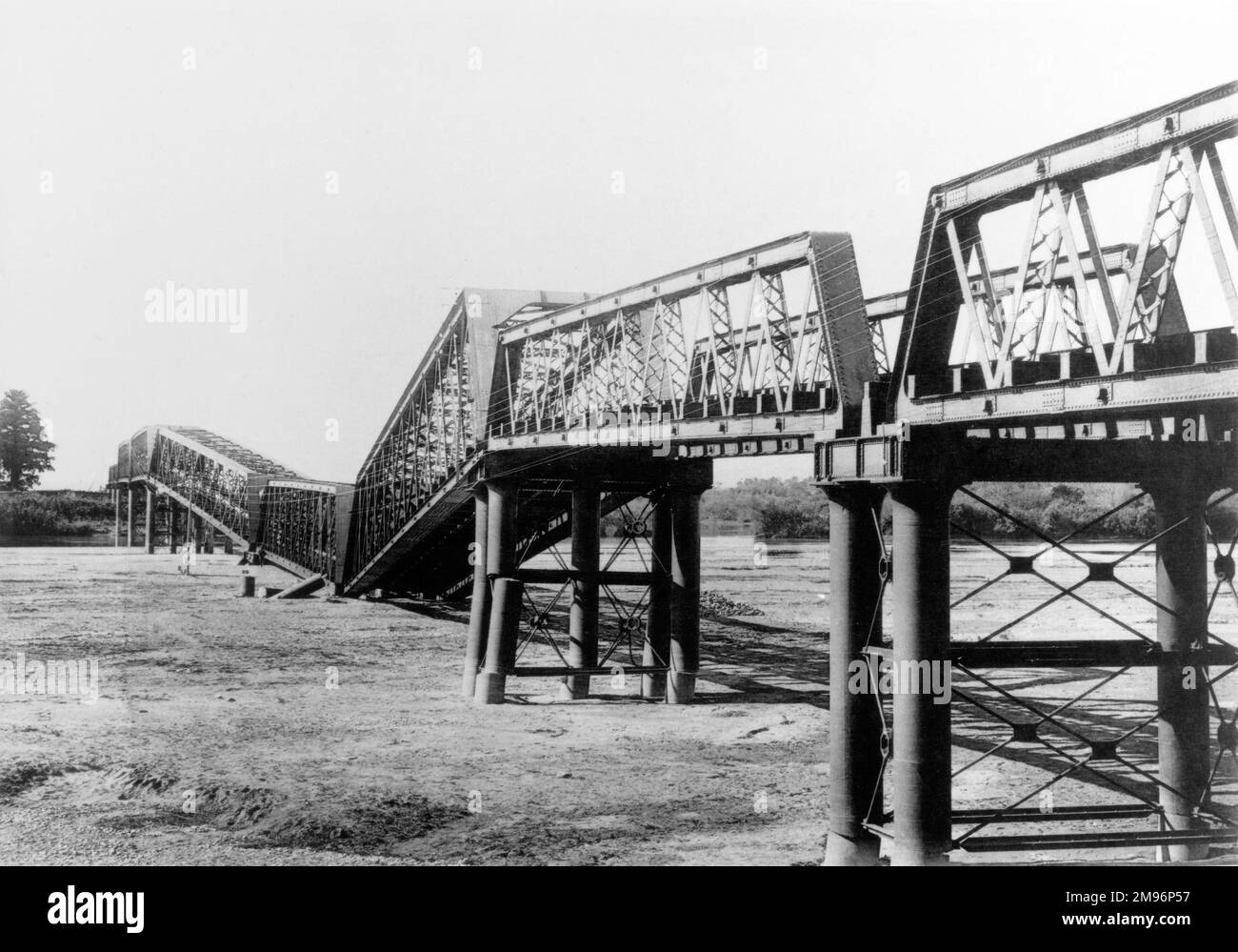 Vue latérale du pont ferroviaire de Nagara Gawa, s'est effondré à la suite des violents tremblements de terre du tremblement de terre Mino-Owari de 1891 qui a frappé la zone de la plaine de Nobi au Japon. Banque D'Images