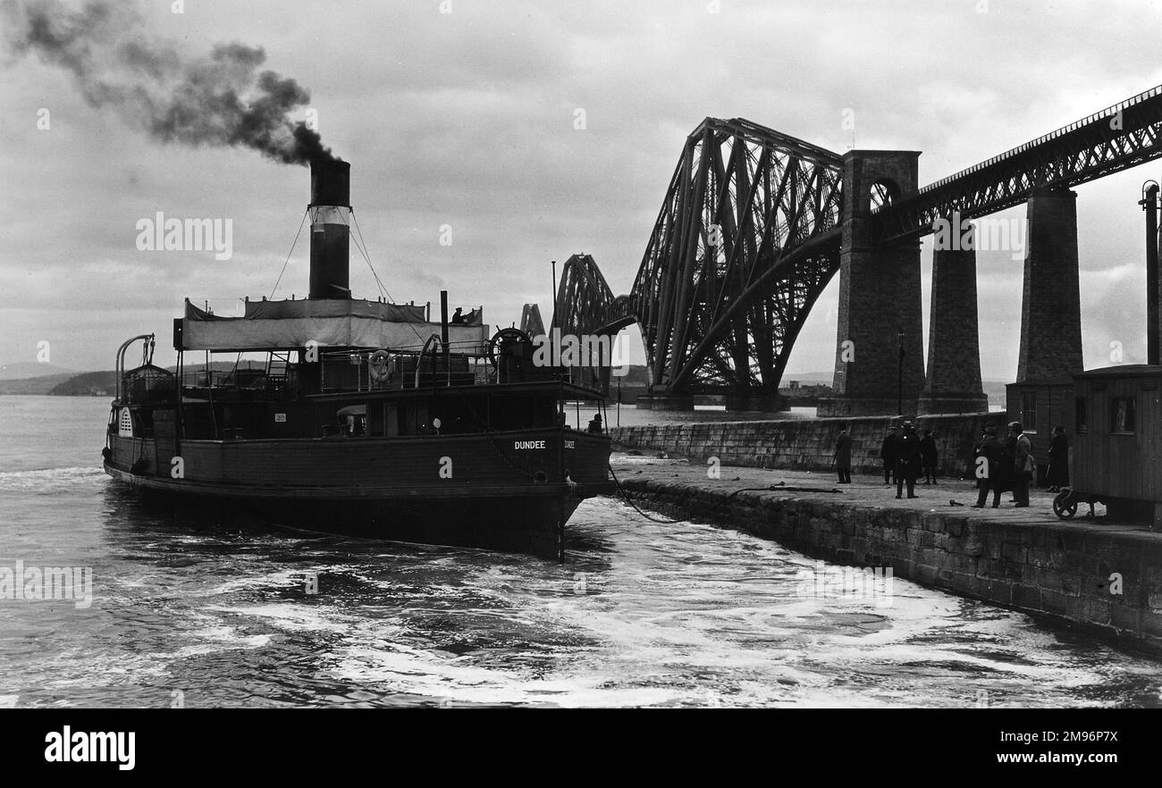 Le ferry de Dundee traversant le Firth of Forth en Écosse, avec le célèbre pont sur la droite. Banque D'Images