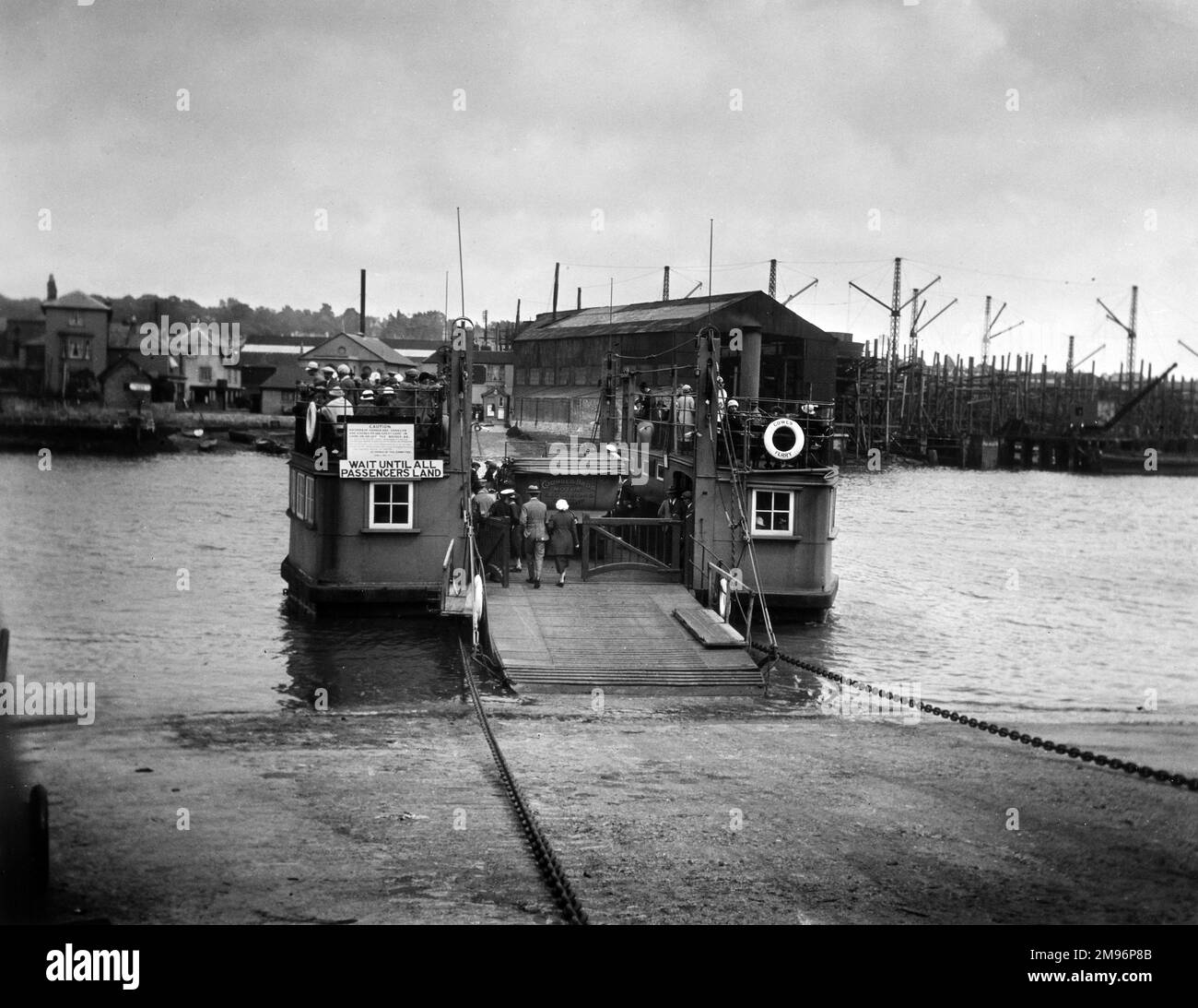 Des gens et une voiture sur le ferry à Cowes, île de Wight. Banque D'Images