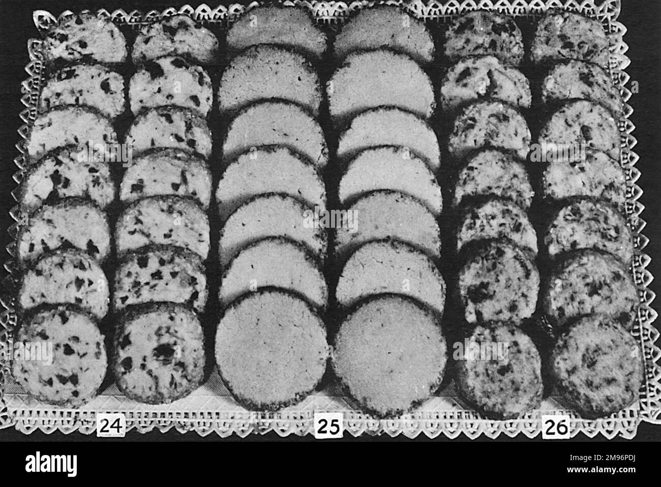 Desserts macarons et pains à thé. (24) plaquettes de cerisier, (25) plaquettes de noyer, (26) plaquettes de ananas. Banque D'Images