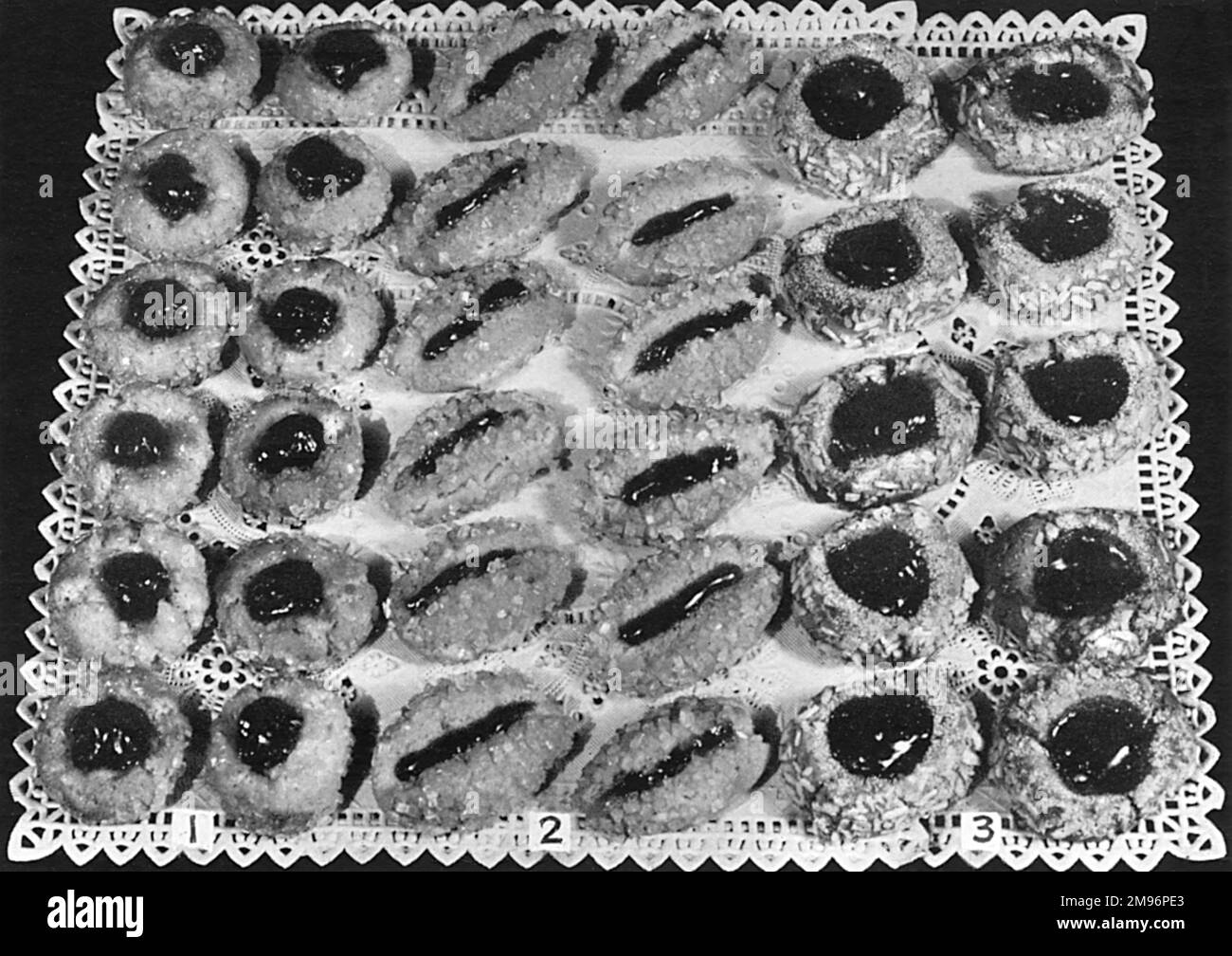 Desserts macarons et pains à thé. (1) cerise, (2) ananas, (3) framboise. Banque D'Images