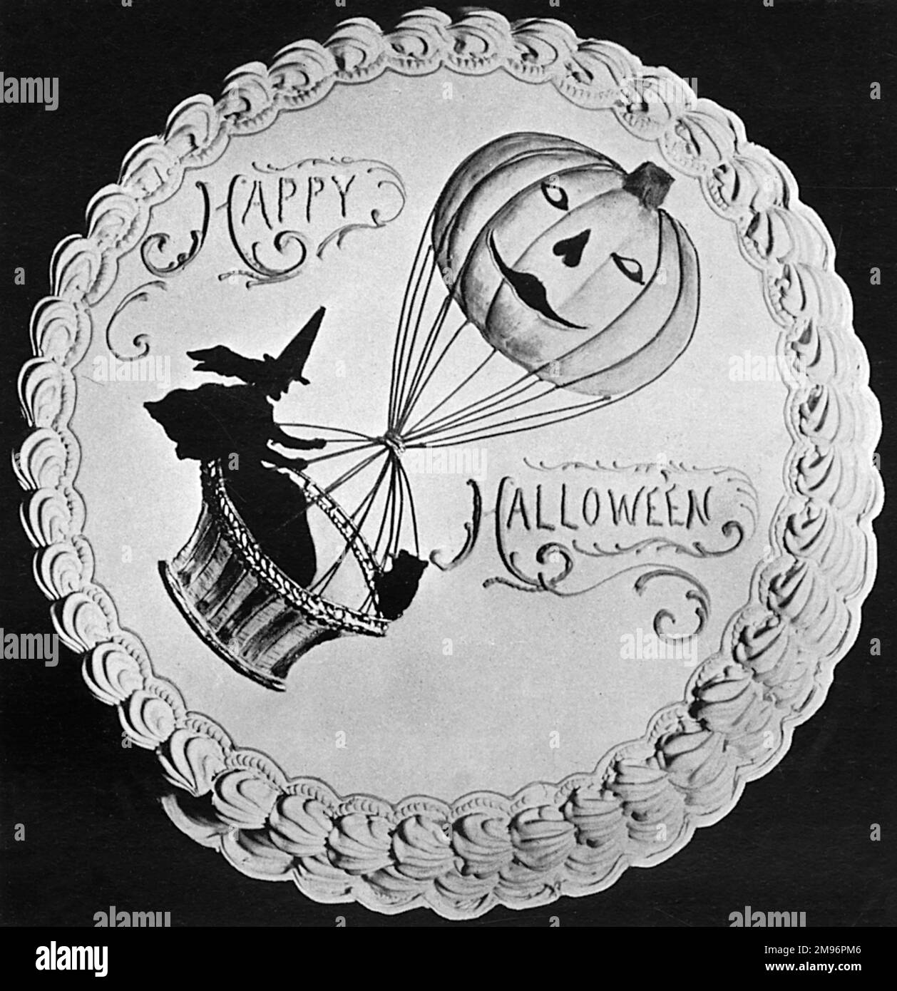 Gâteaux de saison, gâteau d'Halloween. Une sorcière volant dans un ballon d'air chaud de citrouille. Banque D'Images