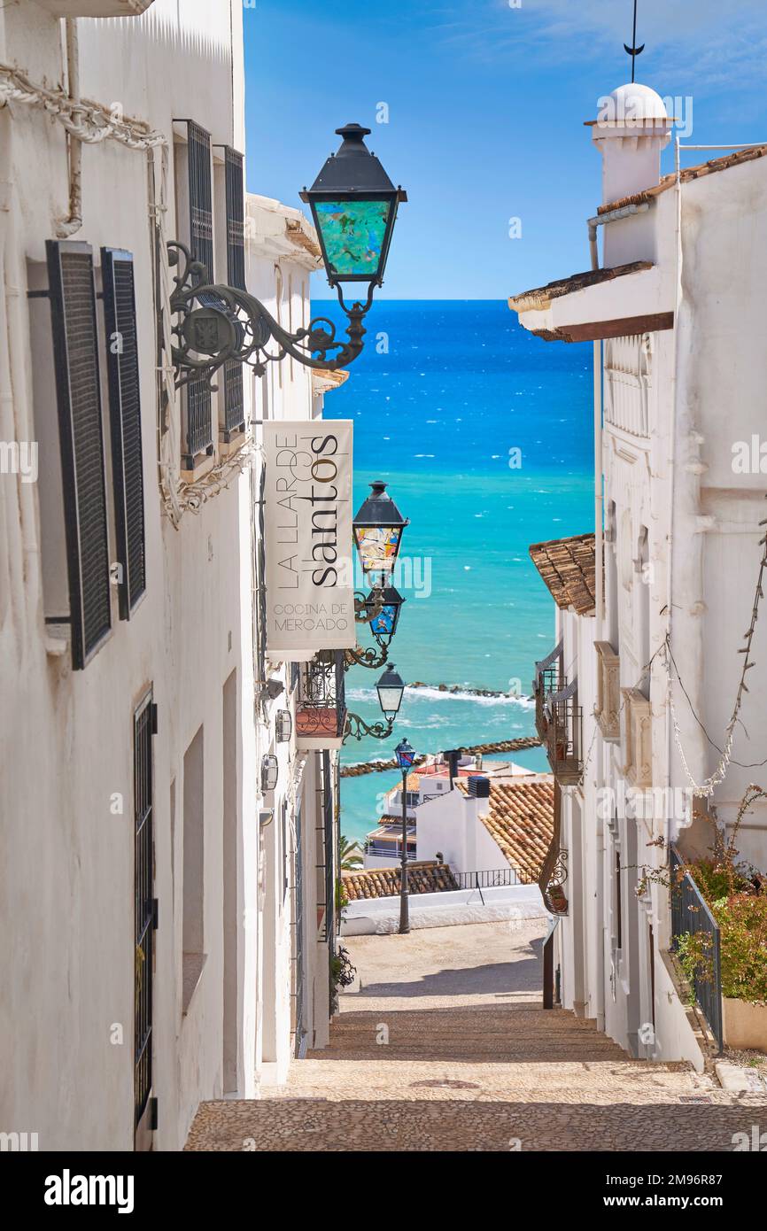 Rue Norrow dans la vieille ville d'Altea, Costa Blanca, province d'Alicante, Espagne Banque D'Images