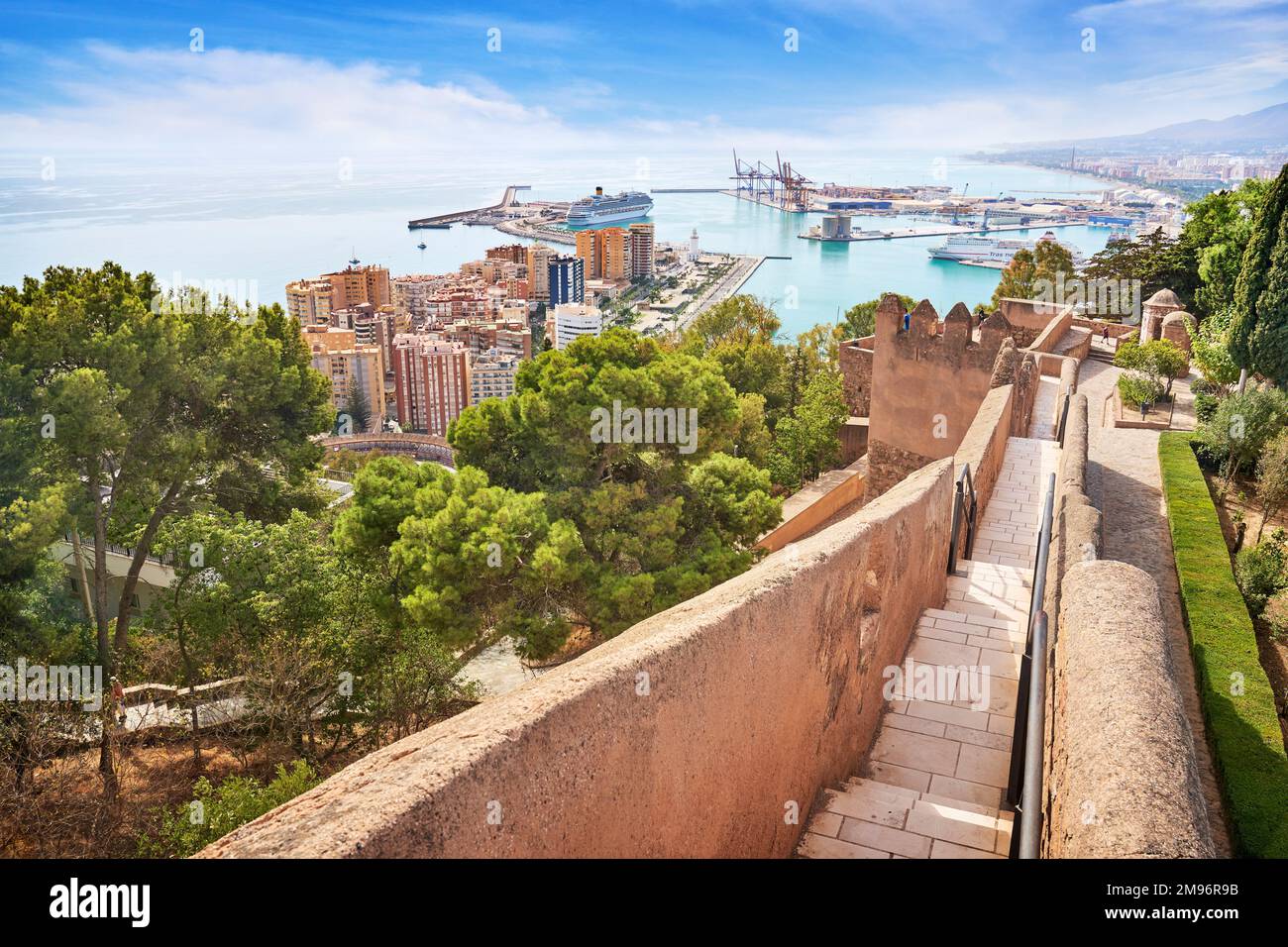 Vue depuis le château d'Alcazaba au port, Malaga, Espagne Banque D'Images