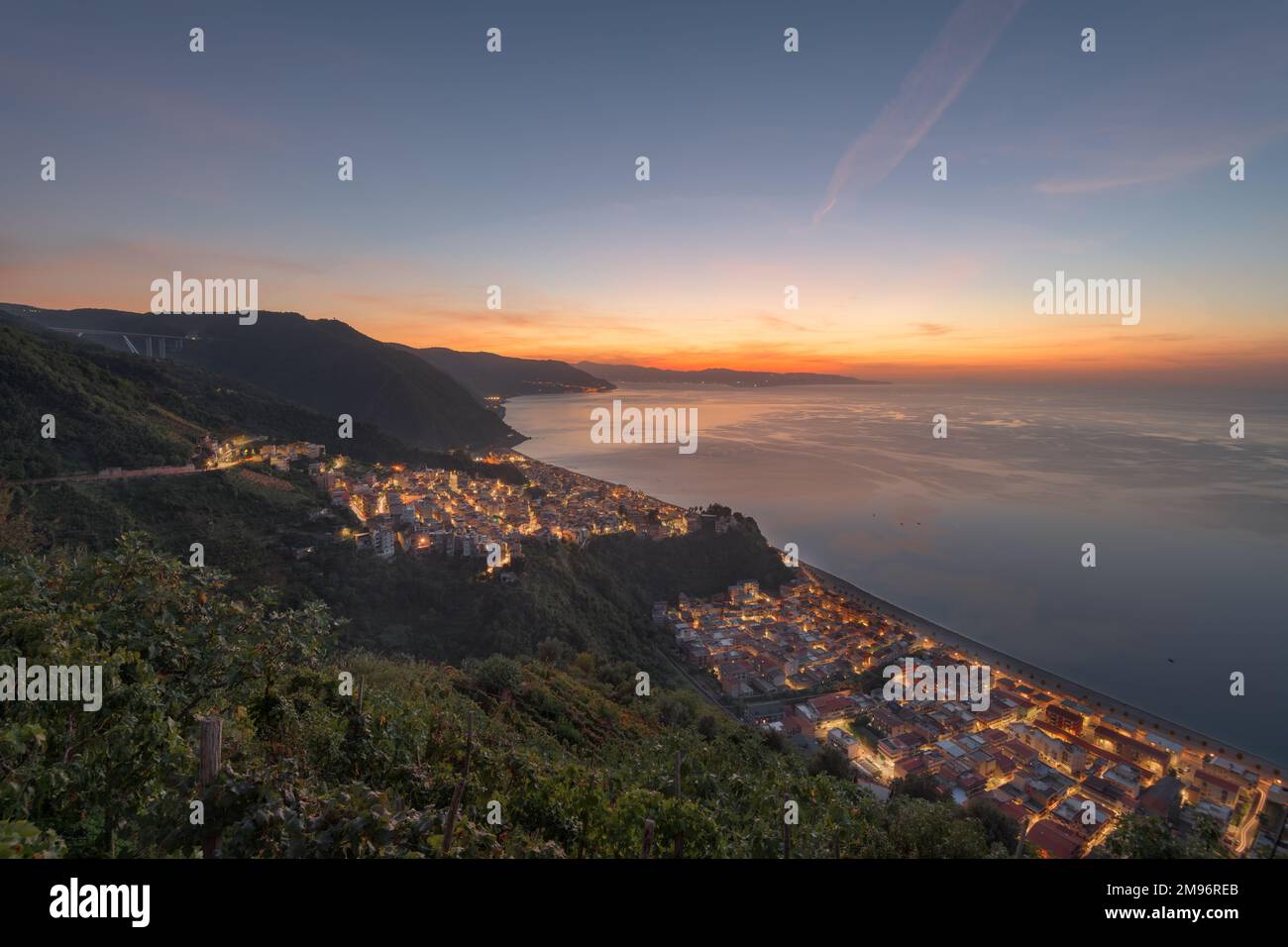 Bagnara Calabra, Italie vue sur la mer Tyrrhénienne au crépuscule. Banque D'Images