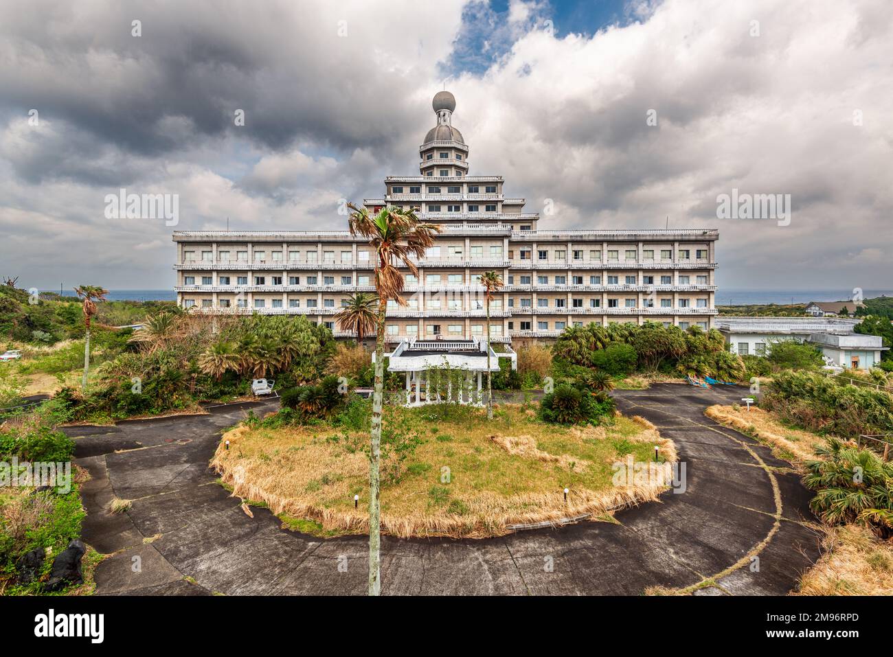 Bâtiment de l'hôtel abandonné ruines sur l'Île Hachijojima, au Japon. Banque D'Images