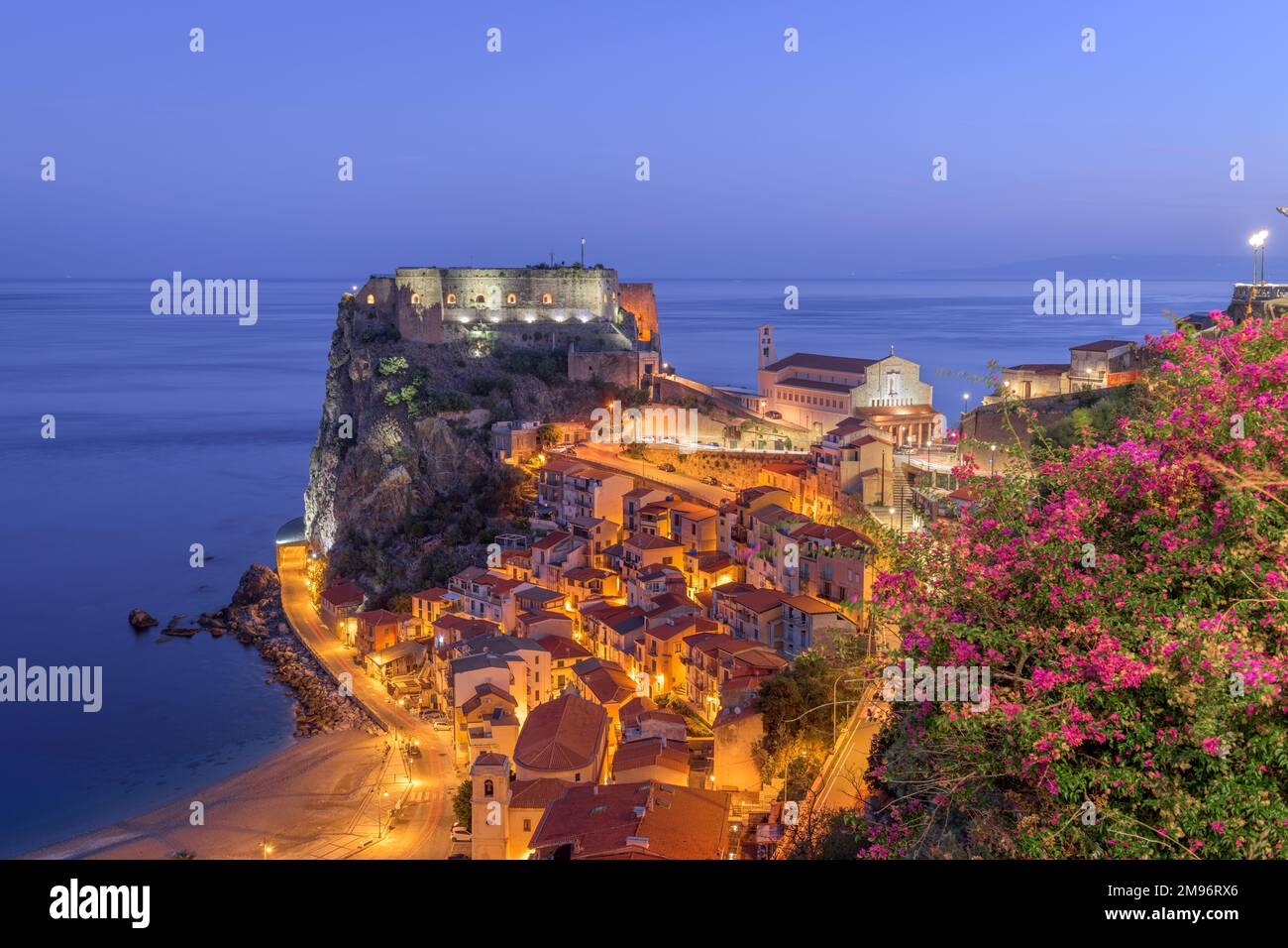 Scilla, Italie sur la côte méditerranéenne au crépuscule avec des fleurs saisonnières. Banque D'Images