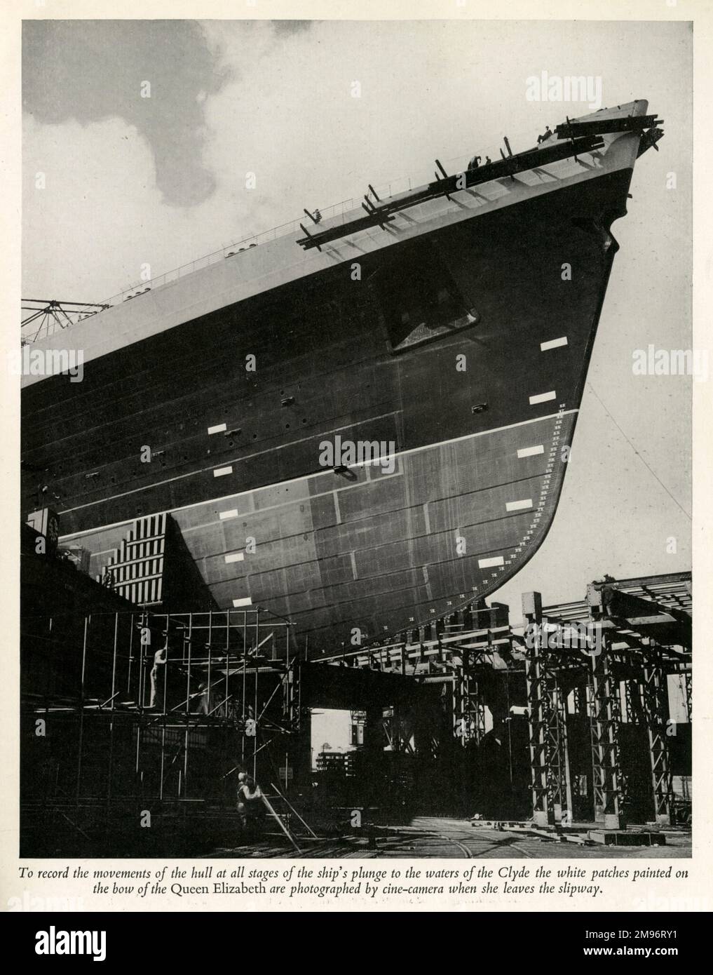Pour enregistrer les mouvements de la coque à toutes les étapes de la plongée du navire dans les eaux de la Clyde, les patchs blancs peints sur l'arc de la reine Elizabeth sont photographiés par une caméra ciné lorsqu'elle quitte la cale Banque D'Images