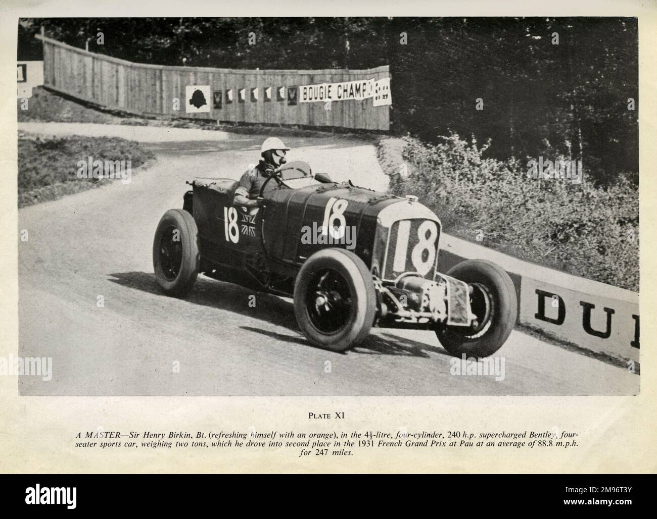 Sir Henry Birken (qui se rafraîchit avec une orange) dans le Supercharged Bentley de 4,5 litres, quatre cylindres, 240 ch, voiture de sport quatre places, pesant deux tonnes, qu'il a pris la deuxième place au Grand Prix de France de Pau en 1931, à une vitesse moyenne de 88,8 km/h sur 247 miles Banque D'Images