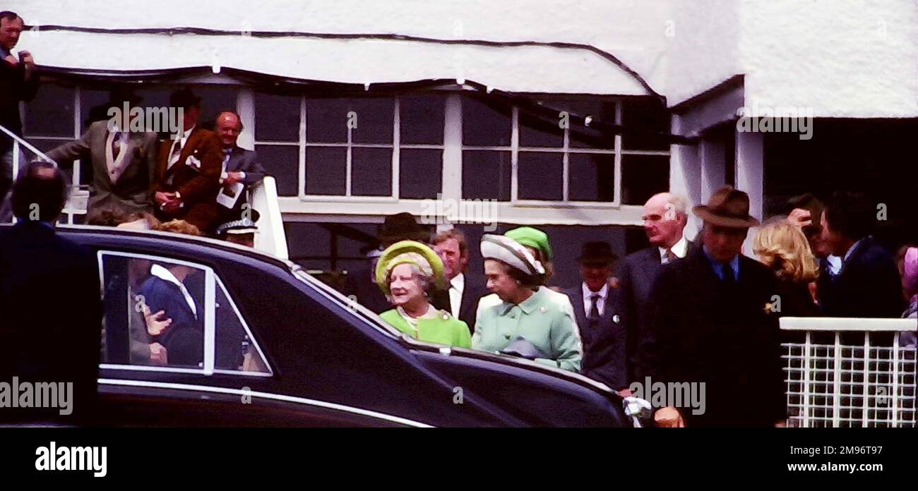 Sa Majesté la reine Elizabeth II avec sa Majesté la reine Elizabeth la reine mère, au Derby d'Epsom, 1977. Ils marchent vers la voiture royale, un Rolls-Royce Phantom Landaulette. Le Derby Stakes, également connu sous le nom de The Epsom Derby ou The Derby, a lieu à l'hippodrome d'Epsom Downs, à Epsom, Surrey, Angleterre, Royaume-Uni. Photo d'archive. Banque D'Images