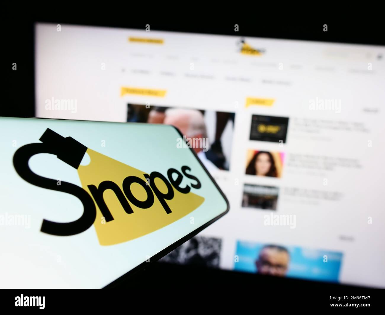 Smartphone avec logo de la plate-forme américaine de vérification des faits Snopes Media Group Inc. À l'écran devant le site Web. Concentrez-vous sur le centre de l'écran du téléphone. Banque D'Images