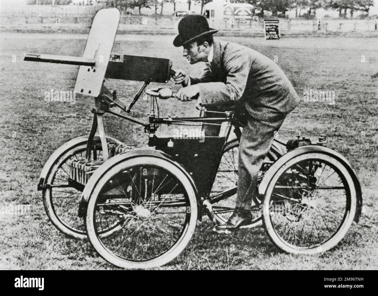 Premier véhicule à moteur armé. Un quadricycle motorisé avec une mitrailleuse Maxim présenté par F R Simms, juin 1899, Simms Motor Electronics Corporation, ACC n° 9979, p. 96a Banque D'Images