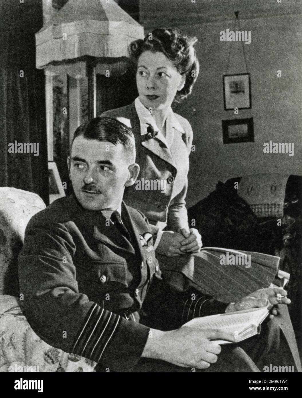 Frank Whittle et femme assis à la maison Banque D'Images