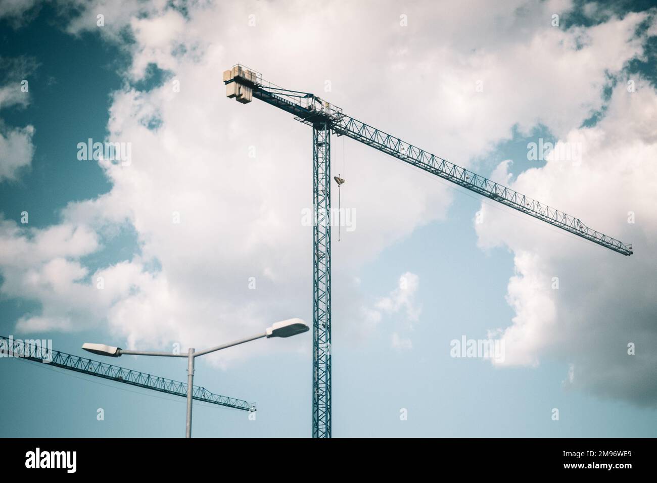 Les grues de construction contre le fond du ciel. Banque D'Images