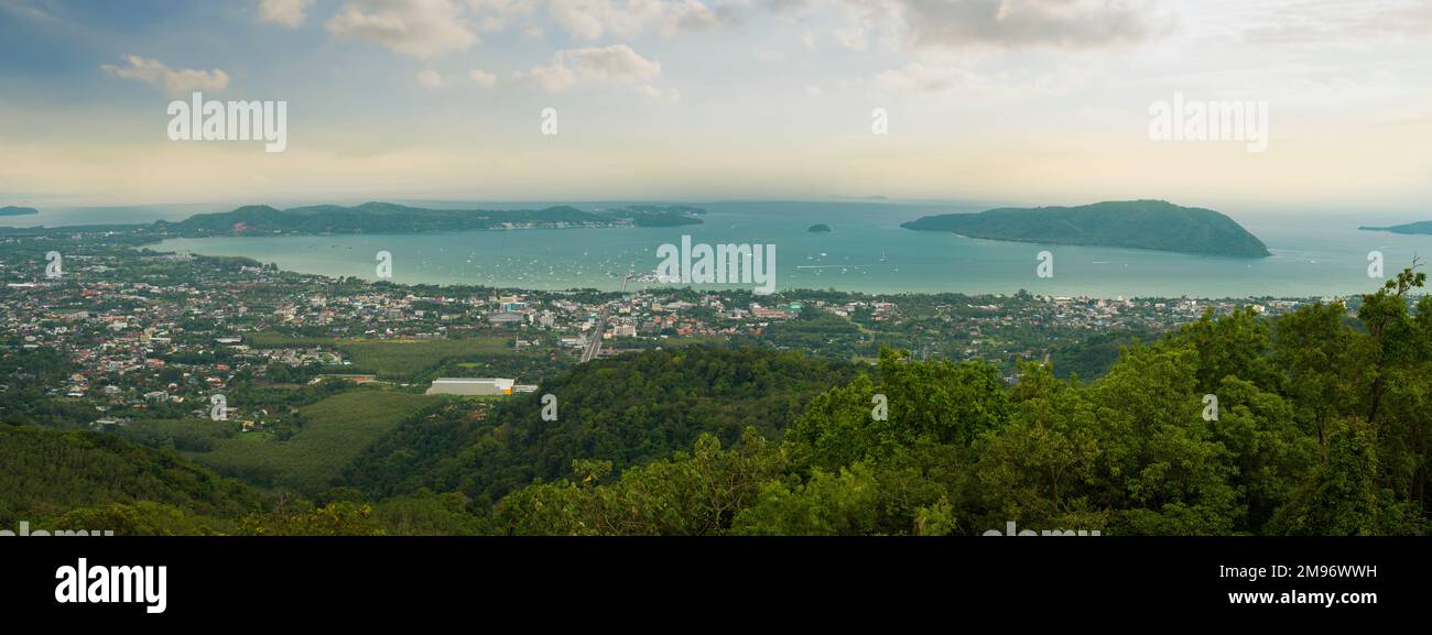 Vue sur la plage de Rawai depuis le jardin de Big Buddha. Destinations importantes en Thaïlande voyage. Phuket, Thaïlande Banque D'Images